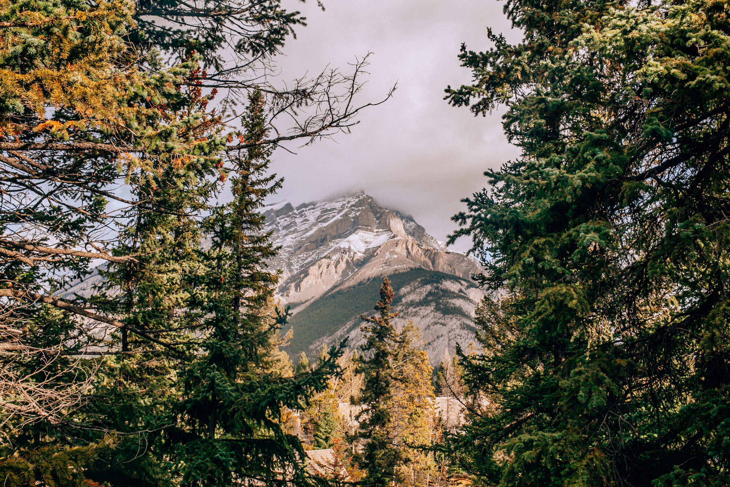 Banff Travel Guide on Rachellaurenlucy.com. Where to stay in Banff, what to do in Banff and where to eat in Banff. Our fall trip to Banff was a dream and we rounded up our favorite Banff lakes and hotels for you. Plus, we tell you when to go to Banff and how to get there!