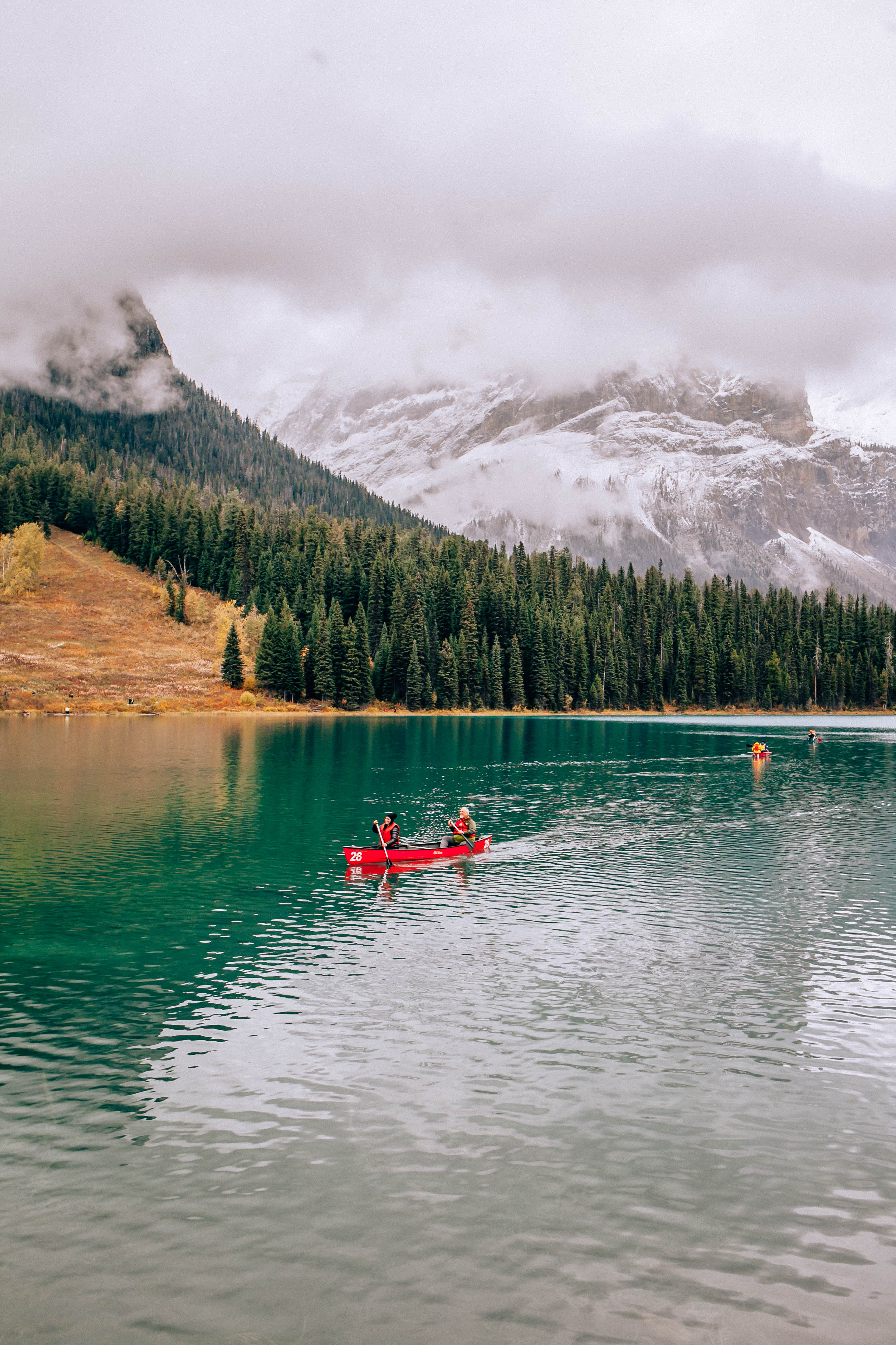 Banff Travel Guide on Rachellaurenlucy.com. Where to stay in Banff, what to do in Banff and where to eat in Banff. Our fall trip to Banff was a dream and we rounded up our favorite Banff lakes and hotels for you. Plus, we tell you when to go to Banff and how to get there!