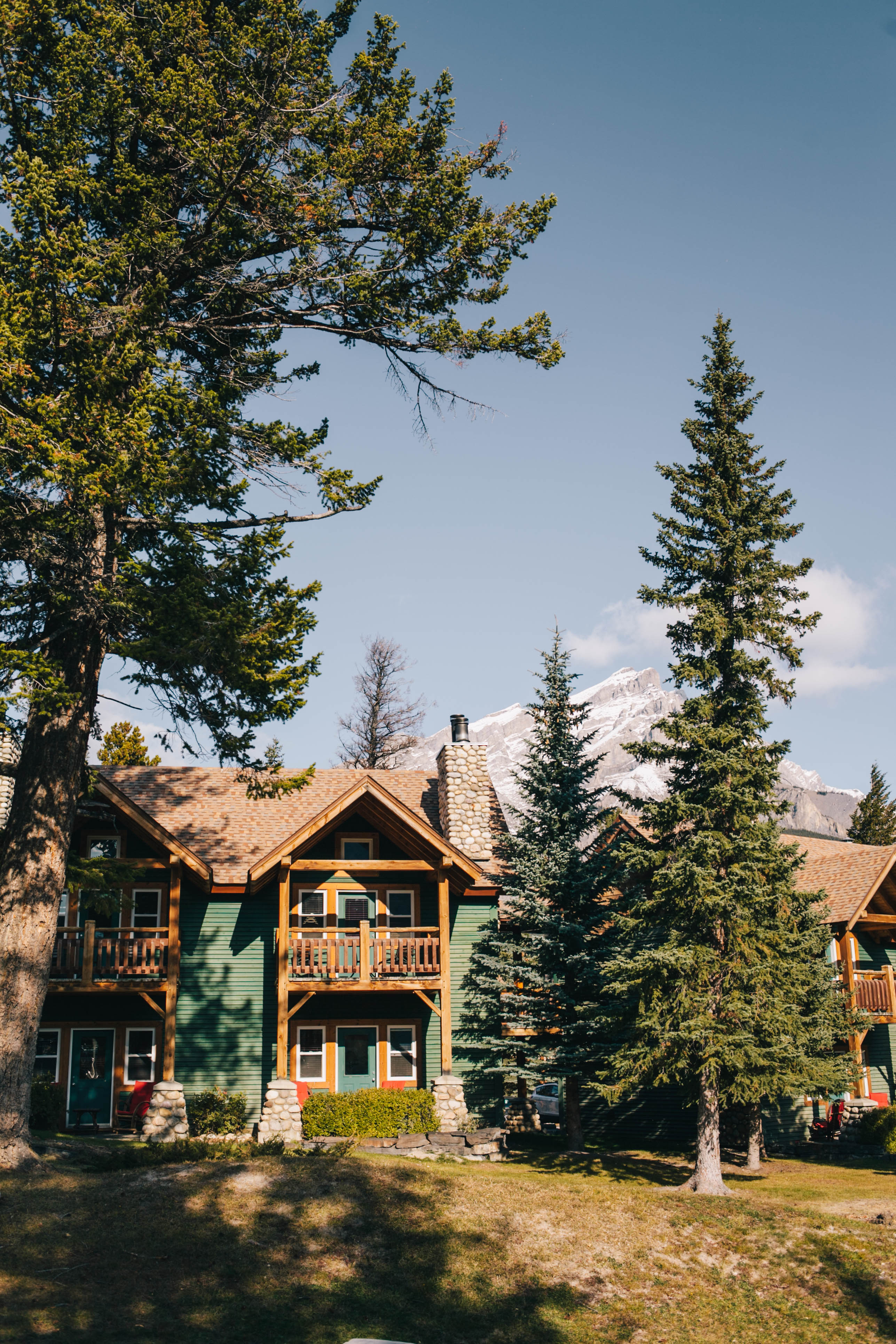 Banff Travel Guide on Rachellaurenlucy.com. Where to stay in Banff, what to do in Banff and where to eat in Banff. Our fall trip to Banff was a dream and we rounded up our favorite Banff lakes and hotels for you. Plus, we tell you when to go to Banff and how to get there!