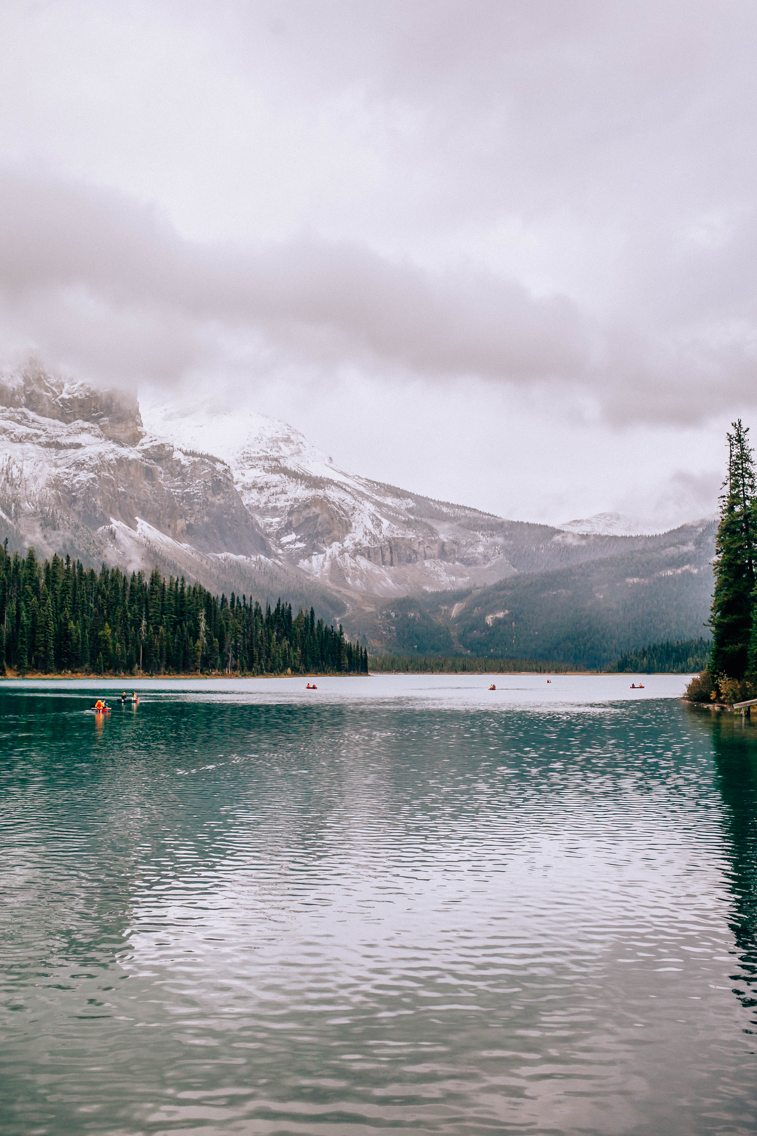 Banff Travel Guide on Rachellaurenlucy.com. Where to stay in Banff, what to do in Banff and where to eat in Banff. Our fall trip to Banff was a dream and we rounded up our favorite Banff lakes and hotels for you. Plus, we tell you when to go to Banff and how to get there!