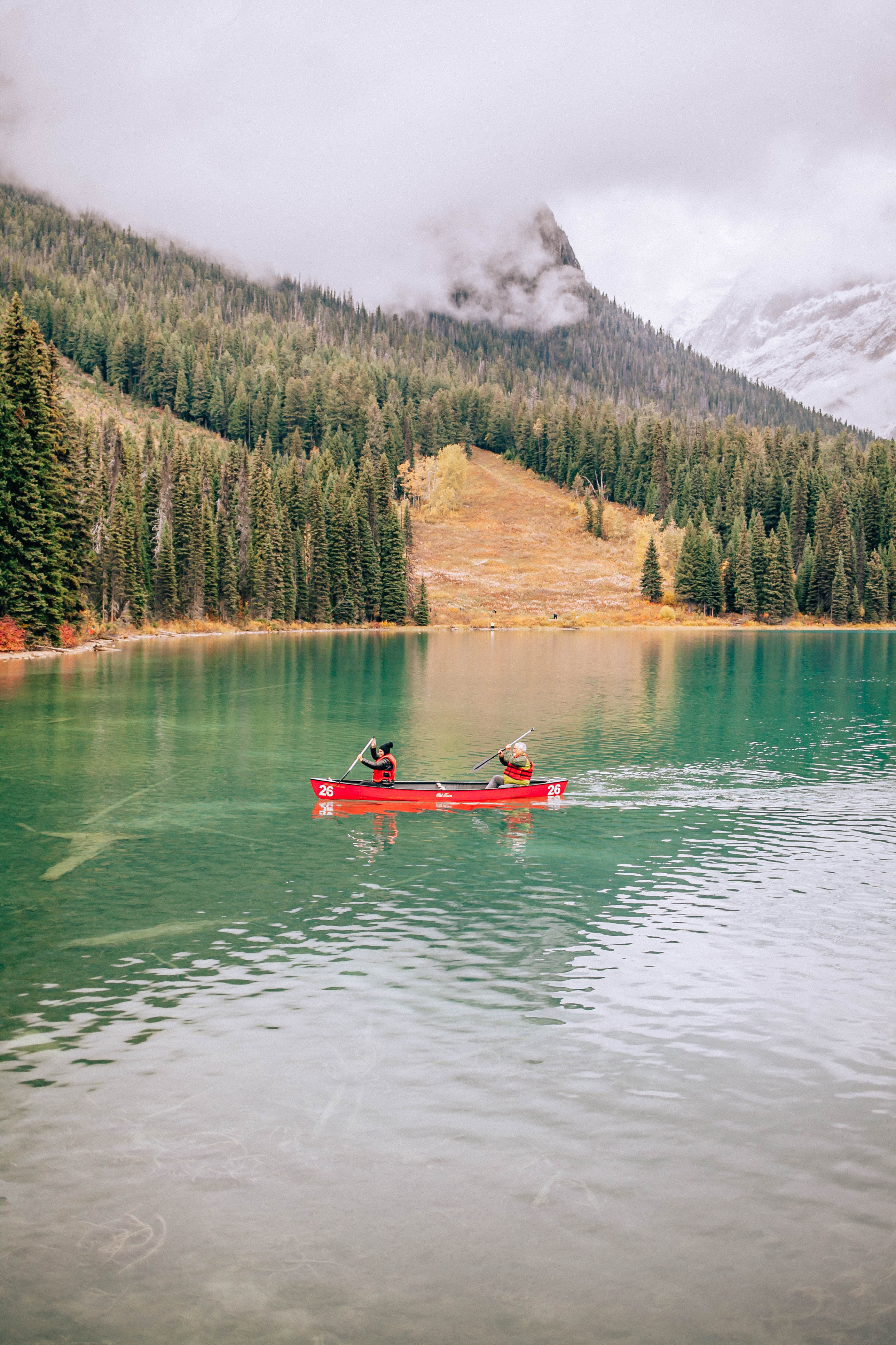 Banff Travel Guide on Rachellaurenlucy.com. Where to stay in Banff, what to do in Banff and where to eat in Banff. Our fall trip to Banff was a dream and we rounded up our favorite Banff lakes and hotels for you. Plus, we tell you when to go to Banff and how to get there!