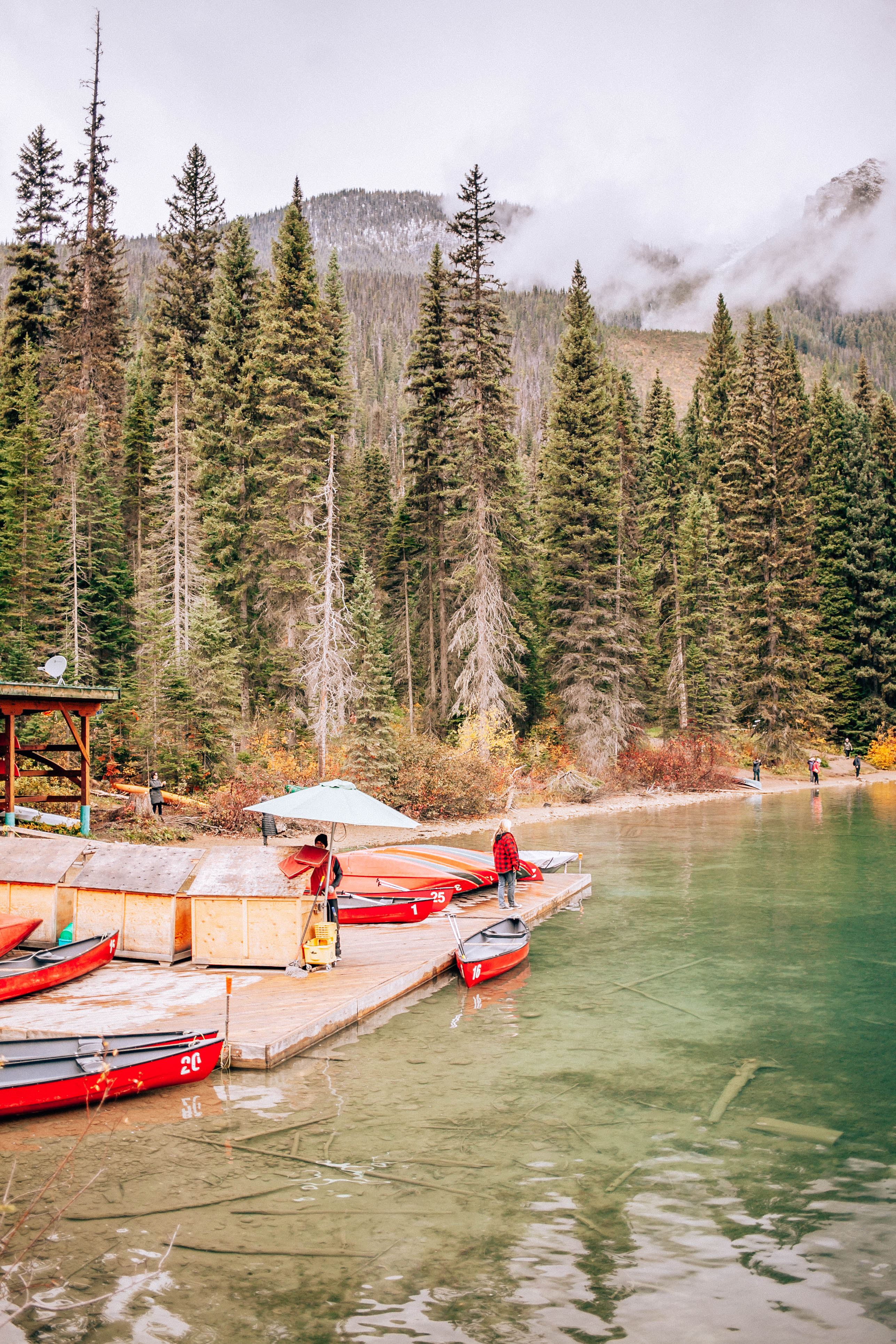 Banff Travel Guide on Rachellaurenlucy.com. Where to stay in Banff, what to do in Banff and where to eat in Banff. Our fall trip to Banff was a dream and we rounded up our favorite Banff lakes and hotels for you. Plus, we tell you when to go to Banff and how to get there!