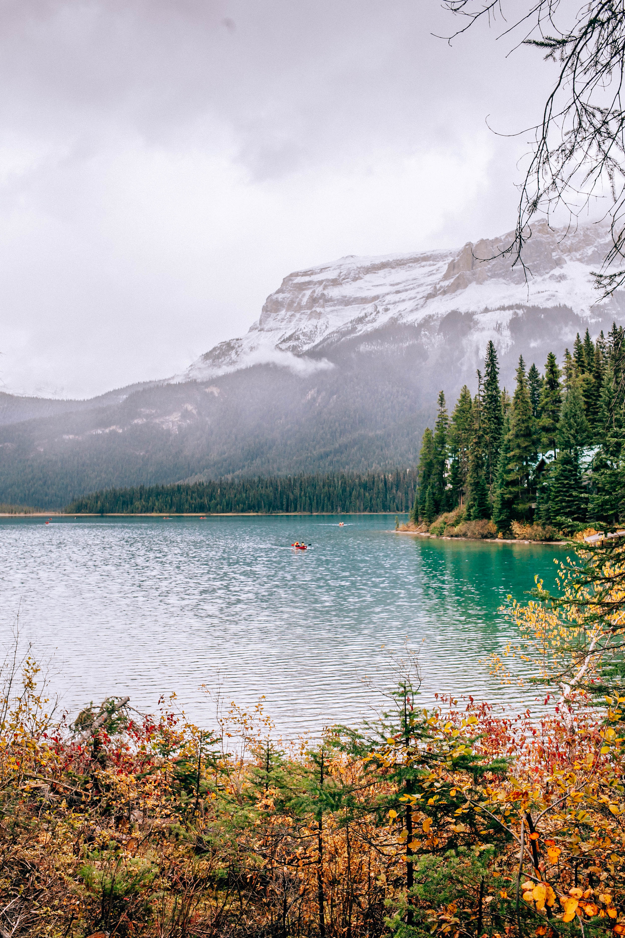 Banff Travel Guide on Rachellaurenlucy.com. Where to stay in Banff, what to do in Banff and where to eat in Banff. Our fall trip to Banff was a dream and we rounded up our favorite Banff lakes and hotels for you. Plus, we tell you when to go to Banff and how to get there!