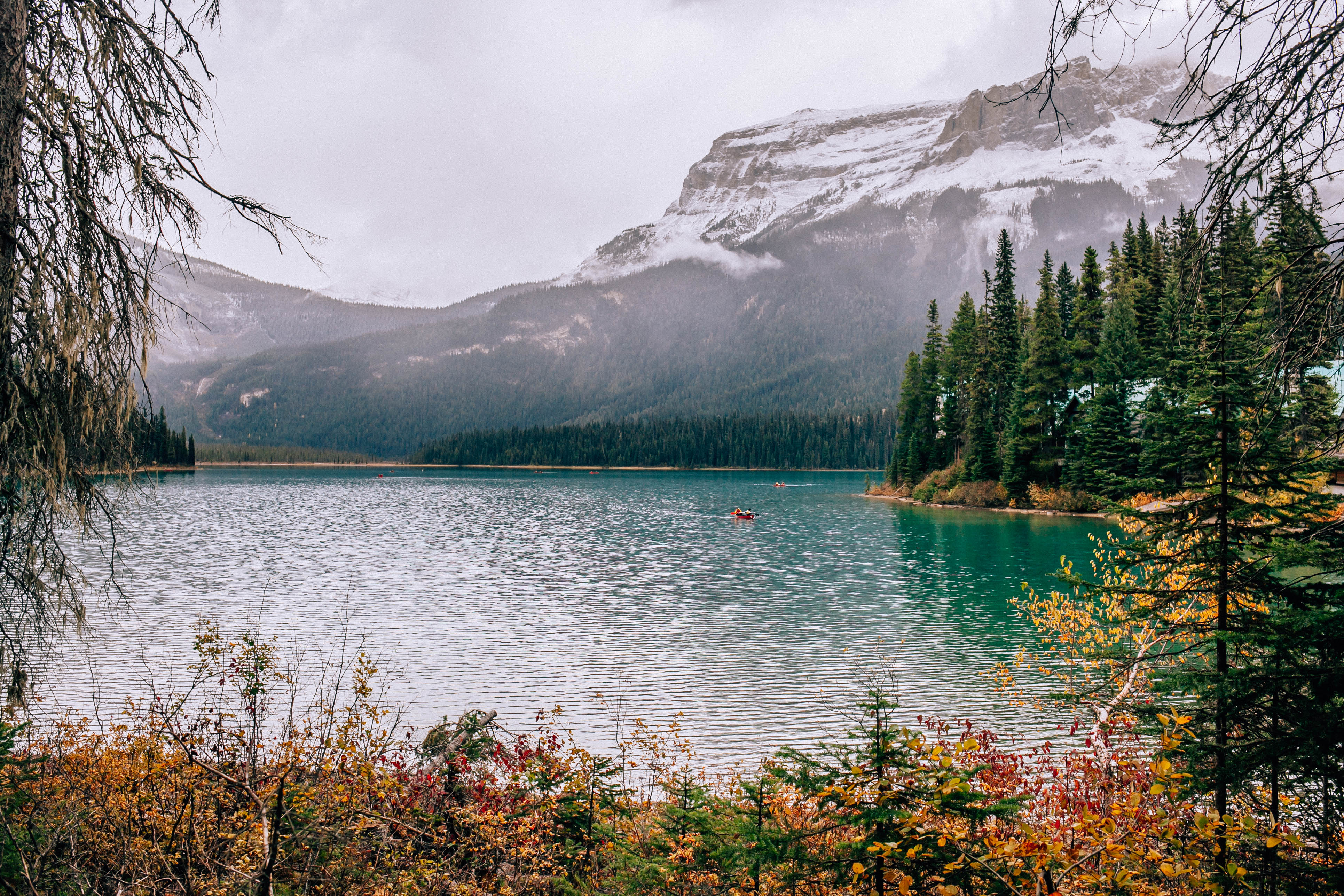 Banff Travel Guide on Rachellaurenlucy.com. Where to stay in Banff, what to do in Banff and where to eat in Banff. Our fall trip to Banff was a dream and we rounded up our favorite Banff lakes and hotels for you. Plus, we tell you when to go to Banff and how to get there!