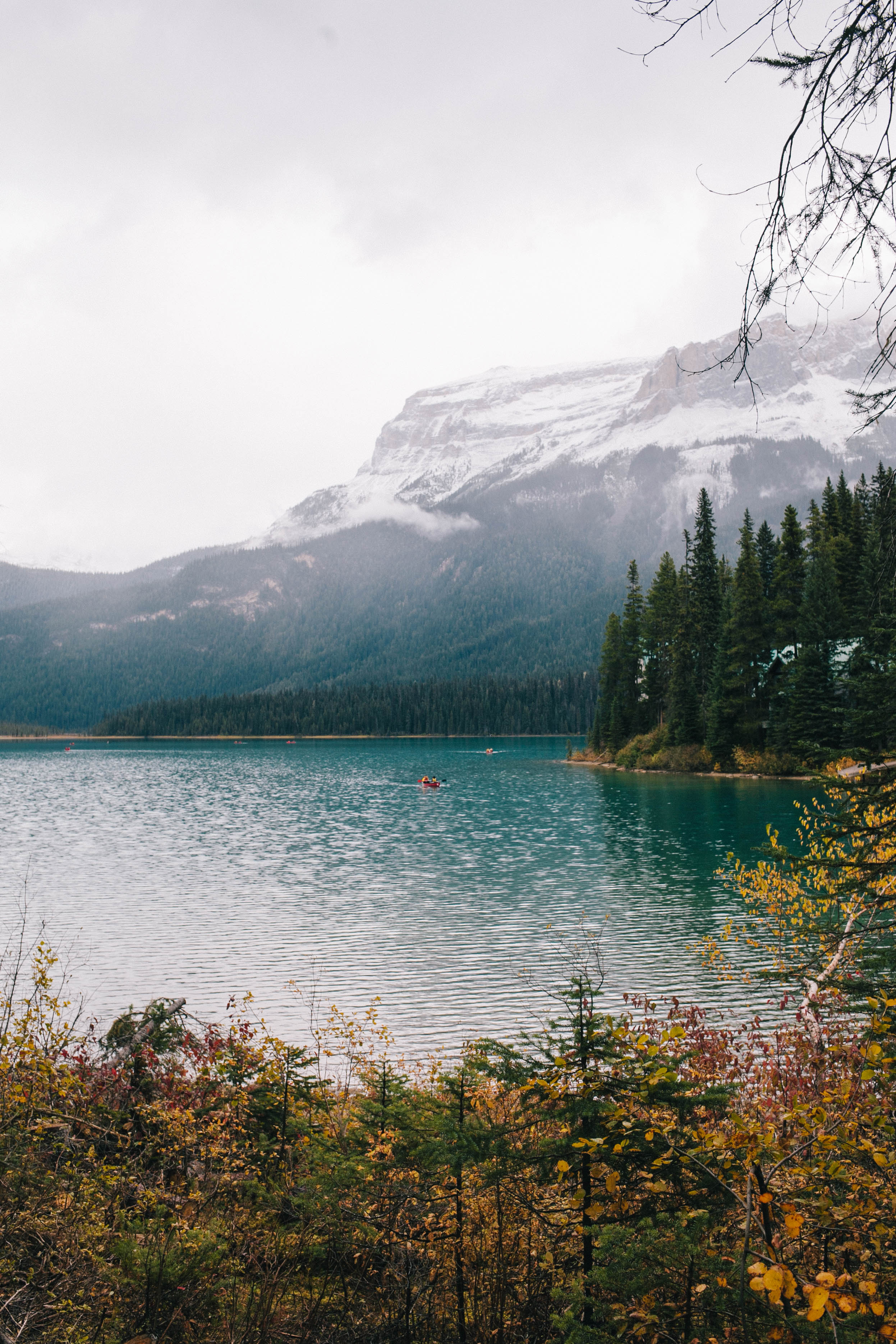 Banff Travel Guide on Rachellaurenlucy.com. Where to stay in Banff, what to do in Banff and where to eat in Banff. Our fall trip to Banff was a dream and we rounded up our favorite Banff lakes and hotels for you. Plus, we tell you when to go to Banff and how to get there!