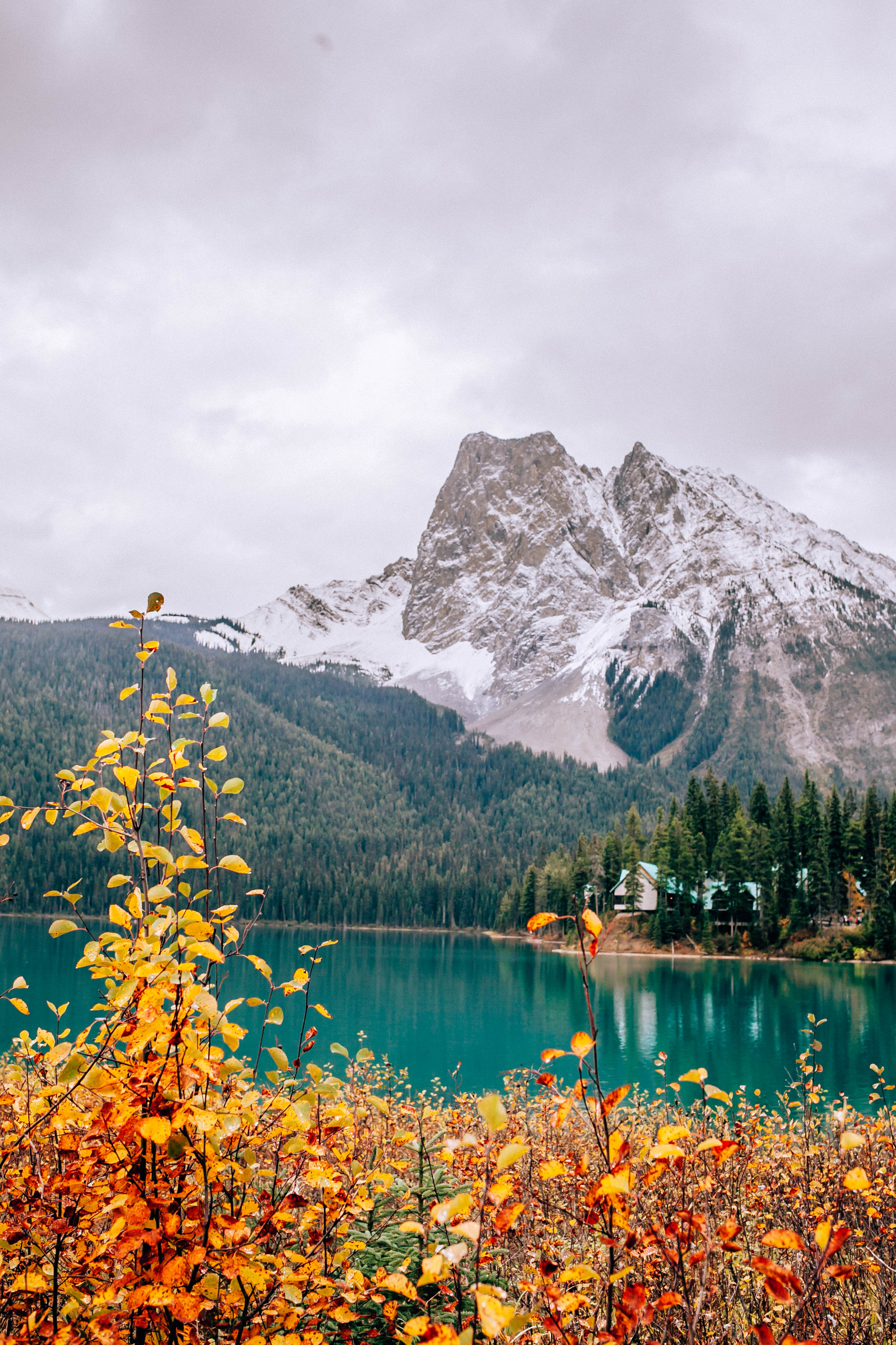 Banff Travel Guide on Rachellaurenlucy.com. Where to stay in Banff, what to do in Banff and where to eat in Banff. Our fall trip to Banff was a dream and we rounded up our favorite Banff lakes and hotels for you. Plus, we tell you when to go to Banff and how to get there!