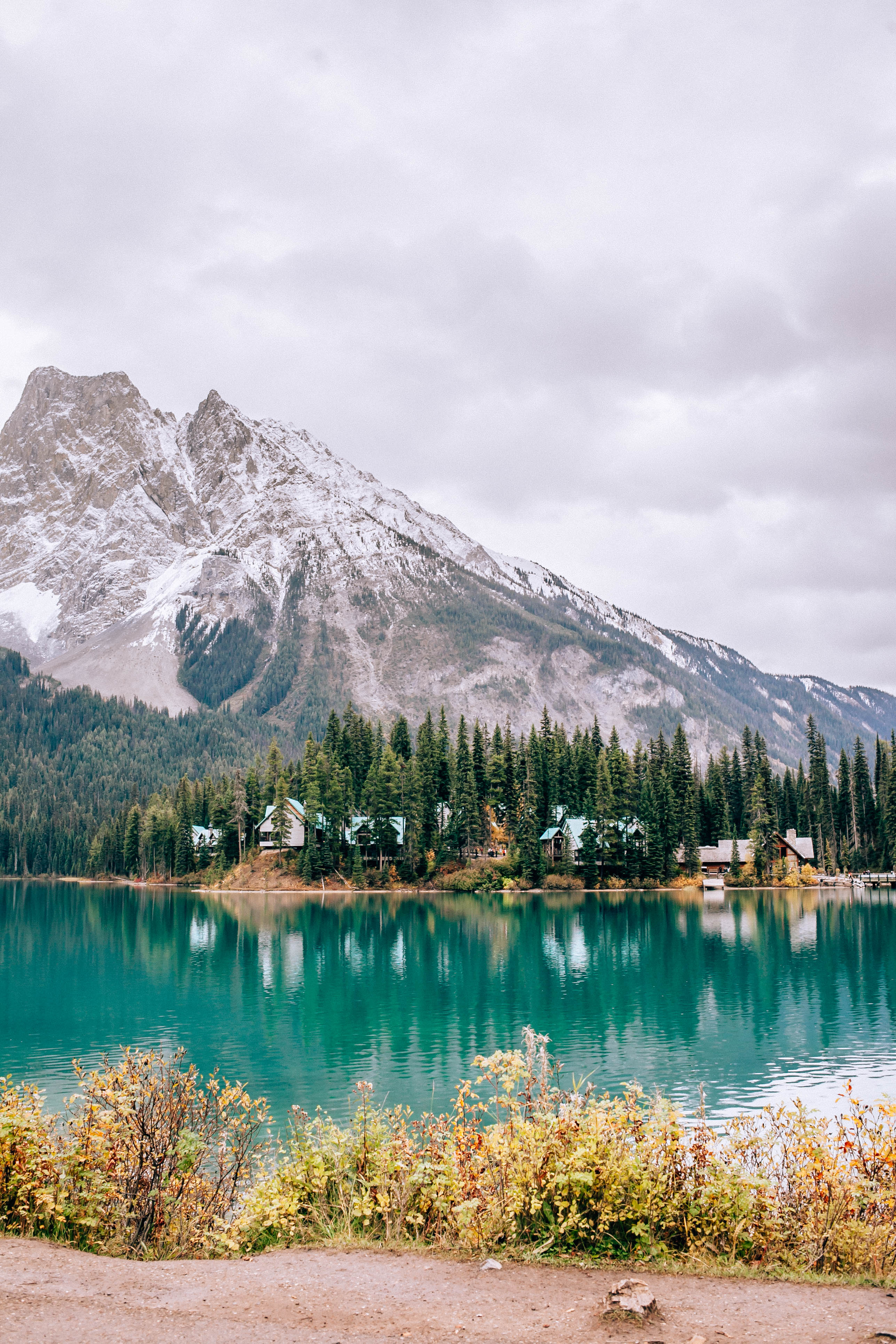 Banff Travel Guide on Rachellaurenlucy.com. Where to stay in Banff, what to do in Banff and where to eat in Banff. Our fall trip to Banff was a dream and we rounded up our favorite Banff lakes and hotels for you. Plus, we tell you when to go to Banff and how to get there!