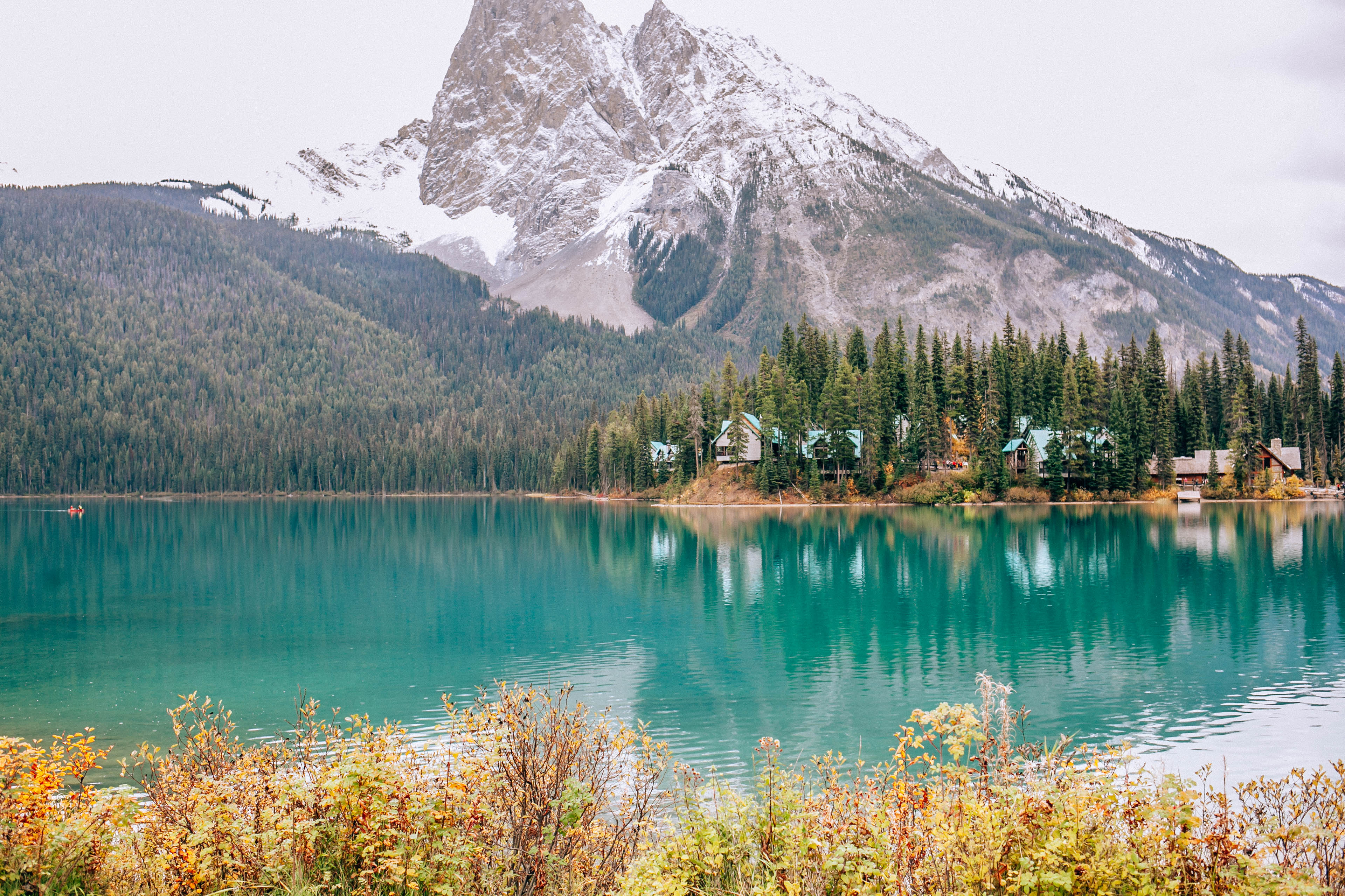 Banff Travel Guide on Rachellaurenlucy.com. Where to stay in Banff, what to do in Banff and where to eat in Banff. Our fall trip to Banff was a dream and we rounded up our favorite Banff lakes and hotels for you. Plus, we tell you when to go to Banff and how to get there!
