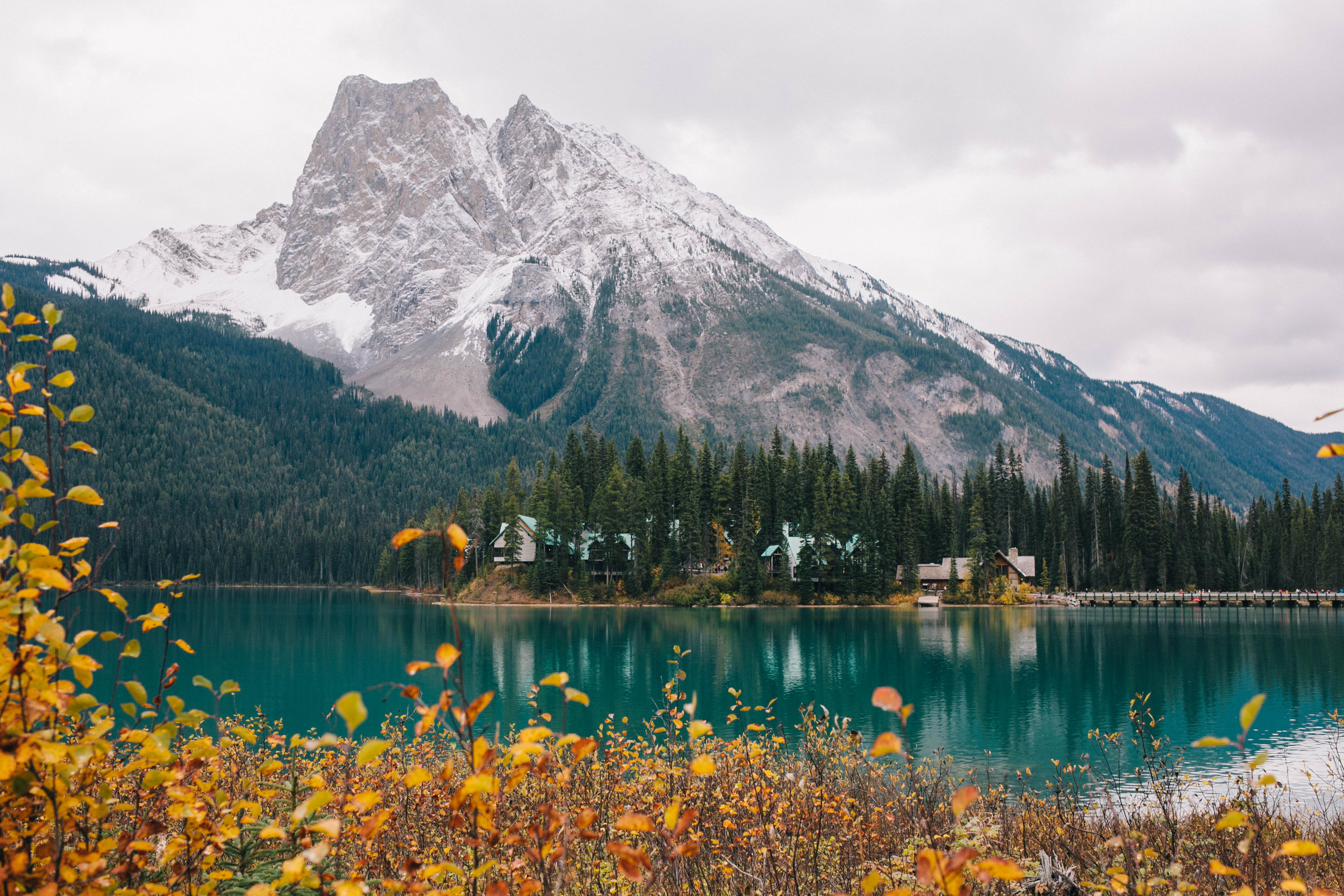 Banff Travel Guide on Rachellaurenlucy.com. Where to stay in Banff, what to do in Banff and where to eat in Banff. Our fall trip to Banff was a dream and we rounded up our favorite Banff lakes and hotels for you. Plus, we tell you when to go to Banff and how to get there!