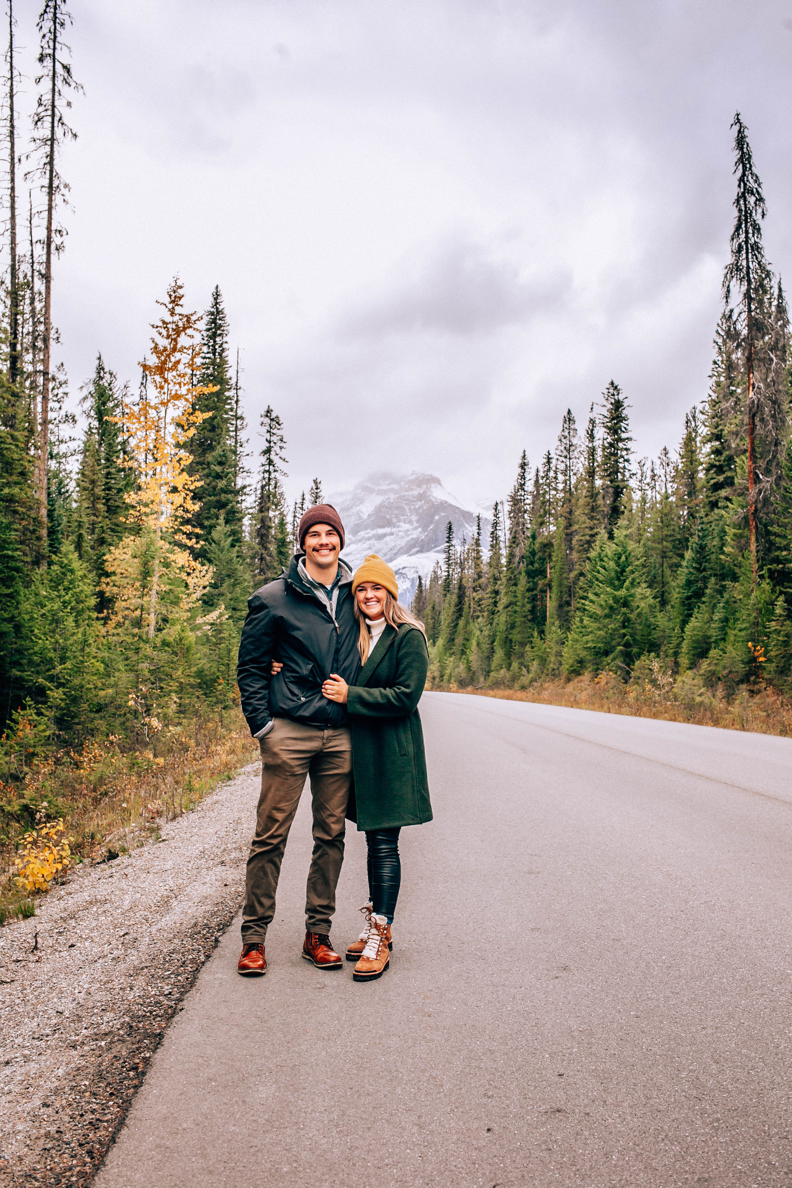Banff Travel Guide on Rachellaurenlucy.com. Where to stay in Banff, what to do in Banff and where to eat in Banff. Our fall trip to Banff was a dream and we rounded up our favorite Banff lakes and hotels for you. Plus, we tell you when to go to Banff and how to get there!