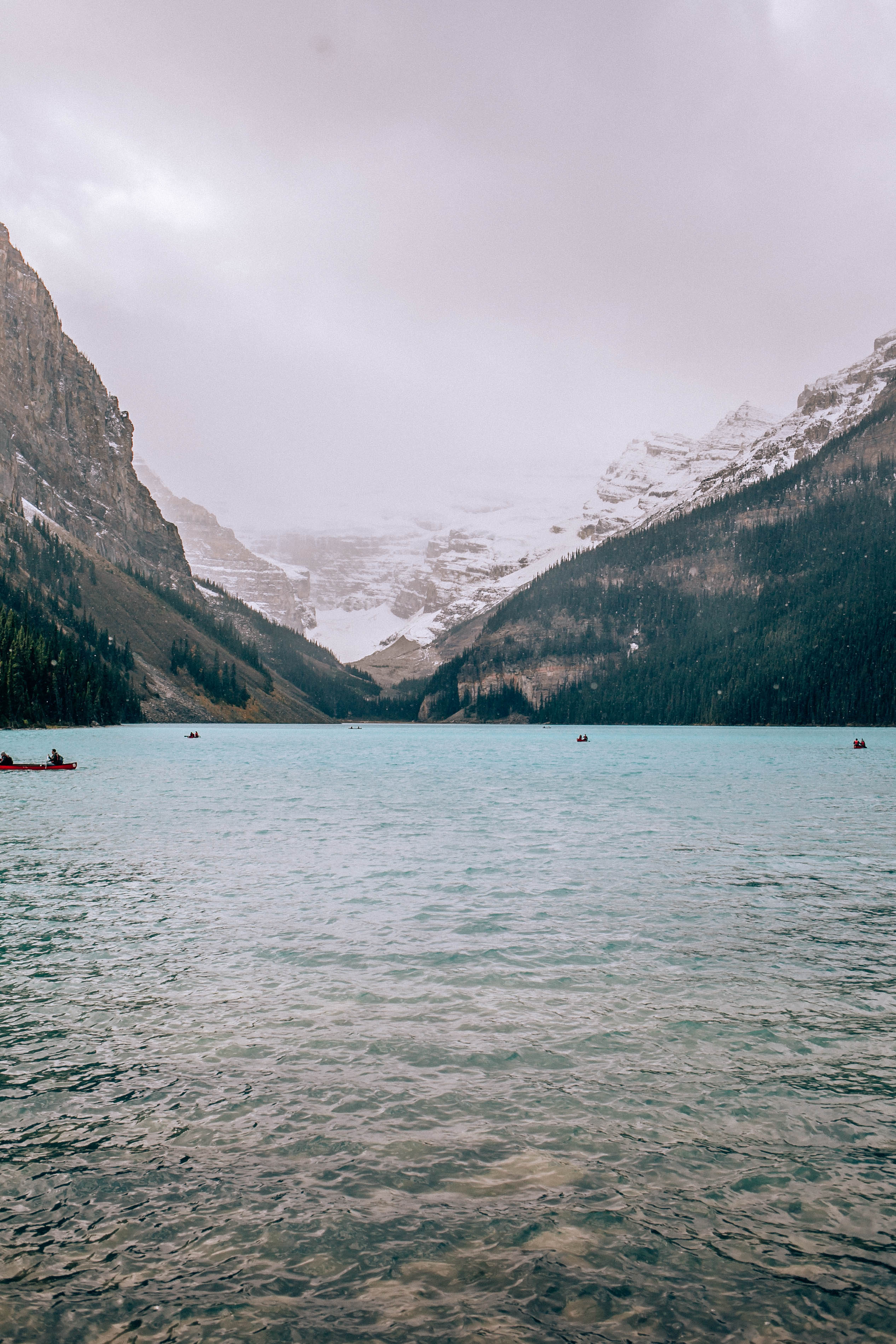 Banff Travel Guide on Rachellaurenlucy.com. Where to stay in Banff, what to do in Banff and where to eat in Banff. Our fall trip to Banff was a dream and we rounded up our favorite Banff lakes and hotels for you. Plus, we tell you when to go to Banff and how to get there!