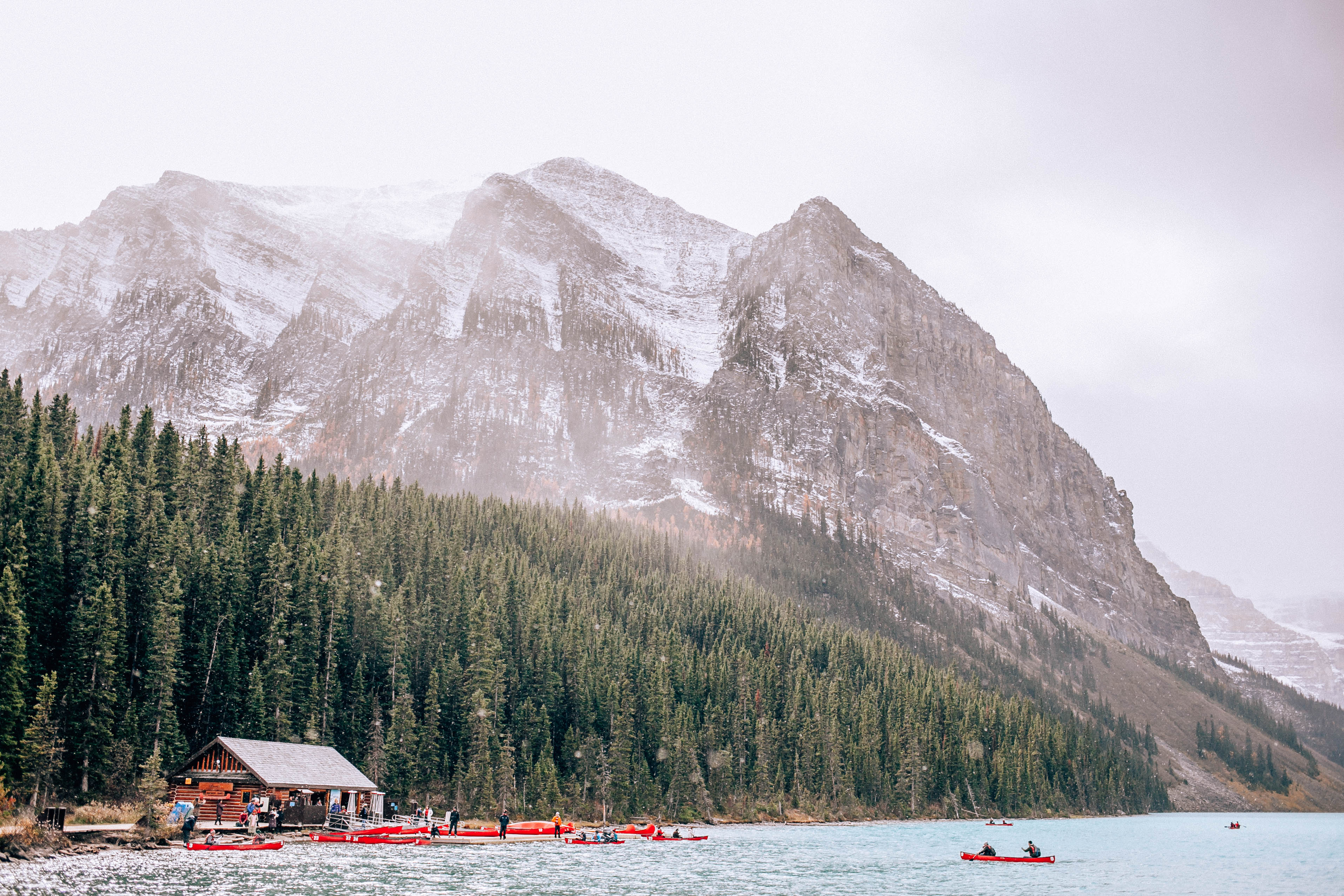 Banff Travel Guide on Rachellaurenlucy.com. Where to stay in Banff, what to do in Banff and where to eat in Banff. Our fall trip to Banff was a dream and we rounded up our favorite Banff lakes and hotels for you. Plus, we tell you when to go to Banff and how to get there!