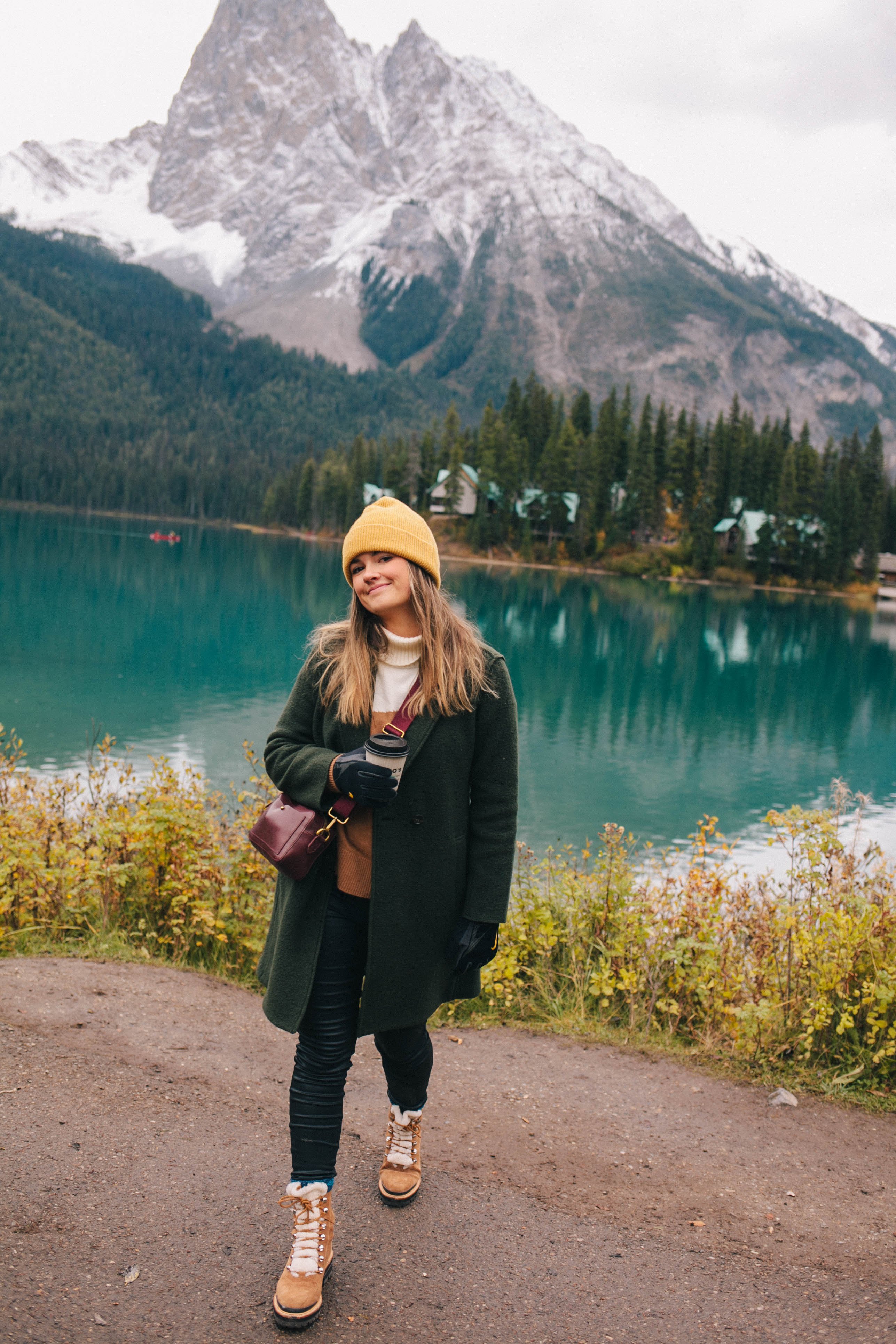 Banff Travel Guide on Rachellaurenlucy.com. Where to stay in Banff, what to do in Banff and where to eat in Banff. Our fall trip to Banff was a dream and we rounded up our favorite Banff lakes and hotels for you. Plus, we tell you when to go to Banff and how to get there!