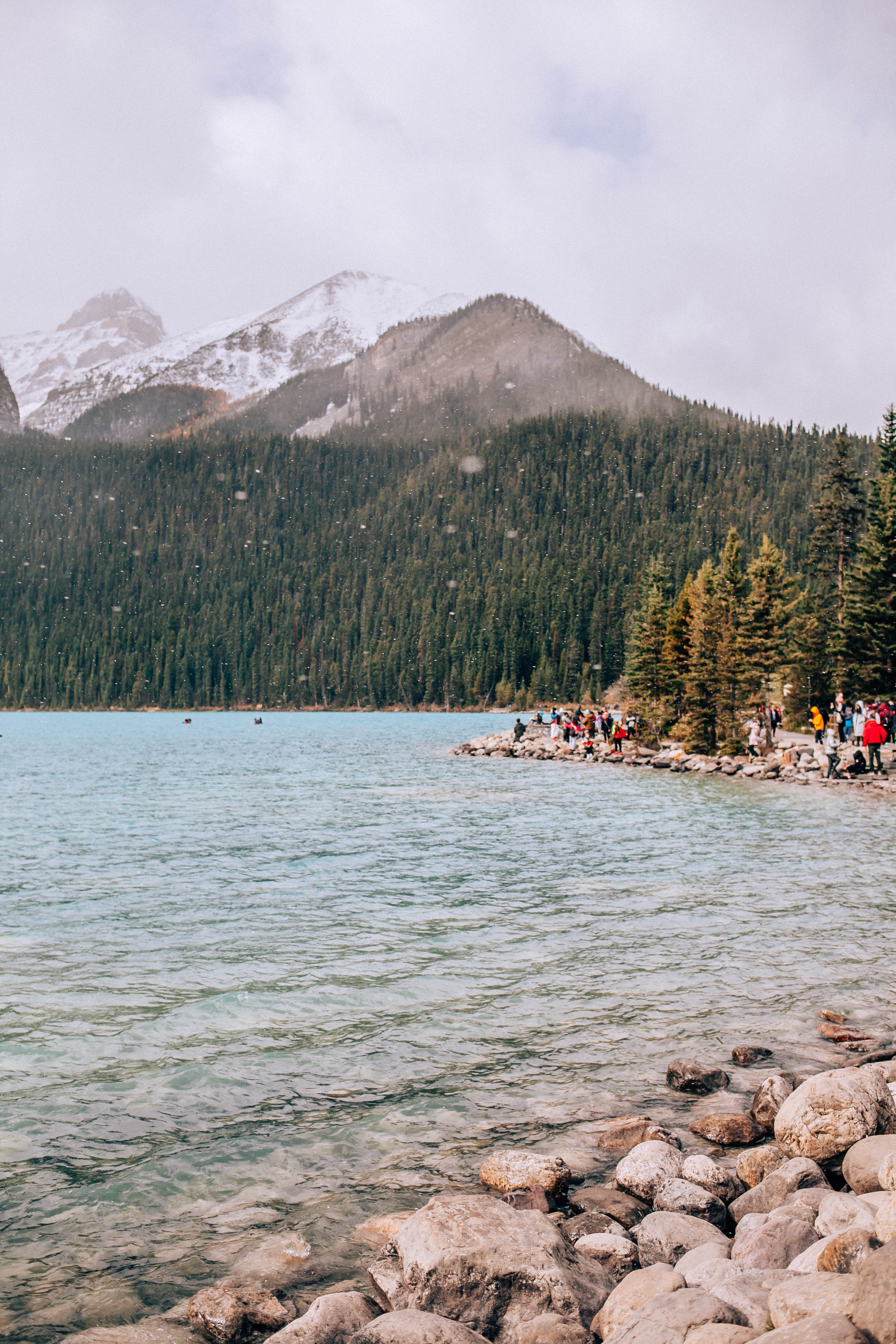 Banff Travel Guide on Rachellaurenlucy.com. Where to stay in Banff, what to do in Banff and where to eat in Banff. Our fall trip to Banff was a dream and we rounded up our favorite Banff lakes and hotels for you. Plus, we tell you when to go to Banff and how to get there!