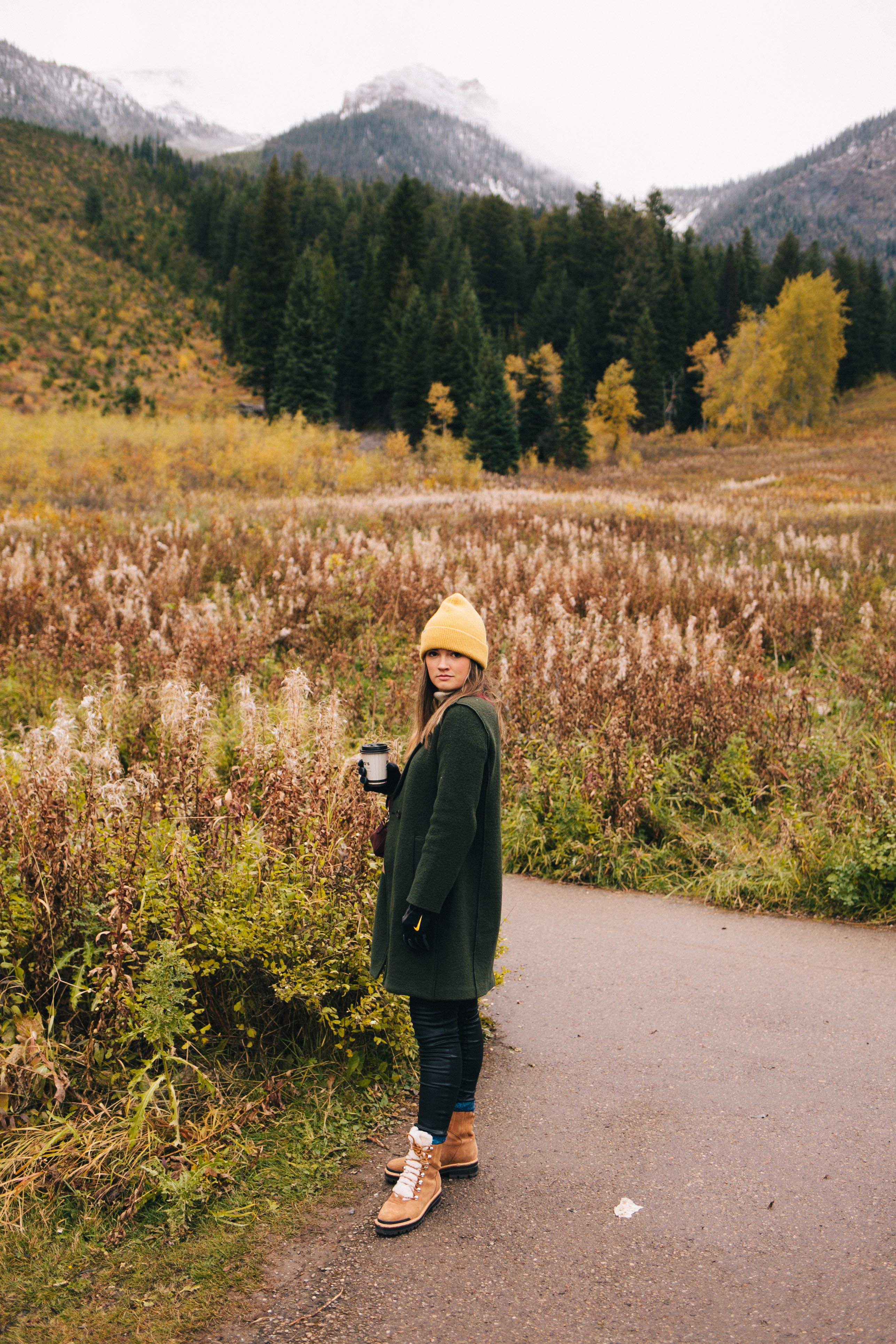 Banff Travel Guide on Rachellaurenlucy.com. Where to stay in Banff, what to do in Banff and where to eat in Banff. Our fall trip to Banff was a dream and we rounded up our favorite Banff lakes and hotels for you. Plus, we tell you when to go to Banff and how to get there!