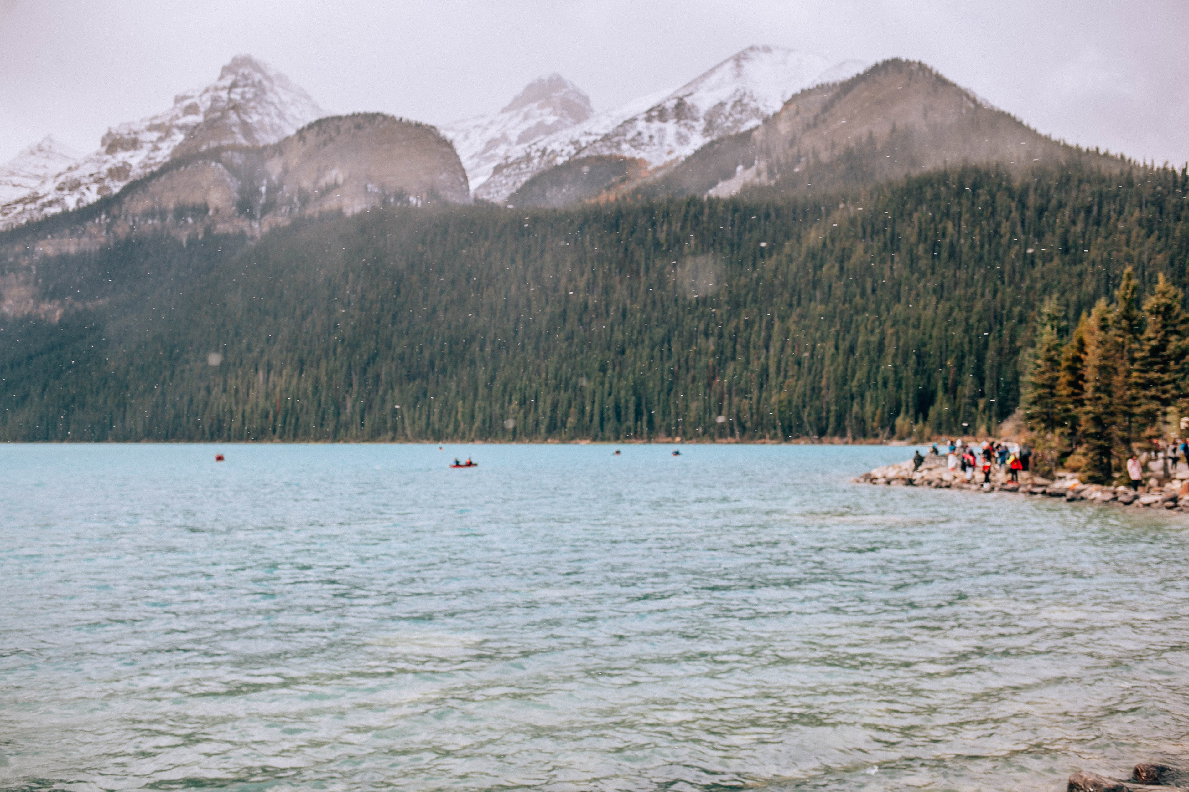 Banff Travel Guide on Rachellaurenlucy.com. Where to stay in Banff, what to do in Banff and where to eat in Banff. Our fall trip to Banff was a dream and we rounded up our favorite Banff lakes and hotels for you. Plus, we tell you when to go to Banff and how to get there!