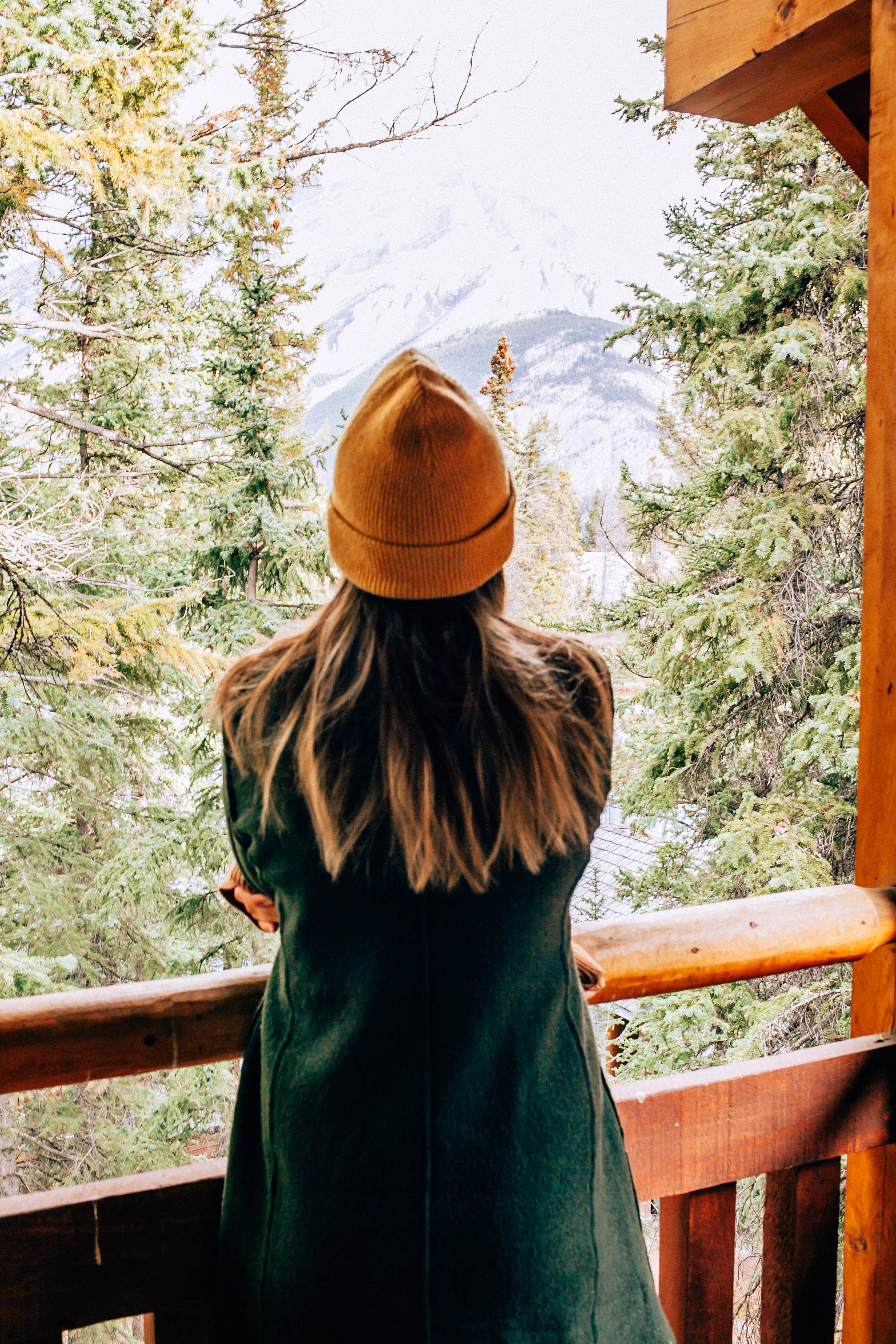 Banff Travel Guide on Rachellaurenlucy.com. Where to stay in Banff, what to do in Banff and where to eat in Banff. Our fall trip to Banff was a dream and we rounded up our favorite Banff lakes and hotels for you. Plus, we tell you when to go to Banff and how to get there!