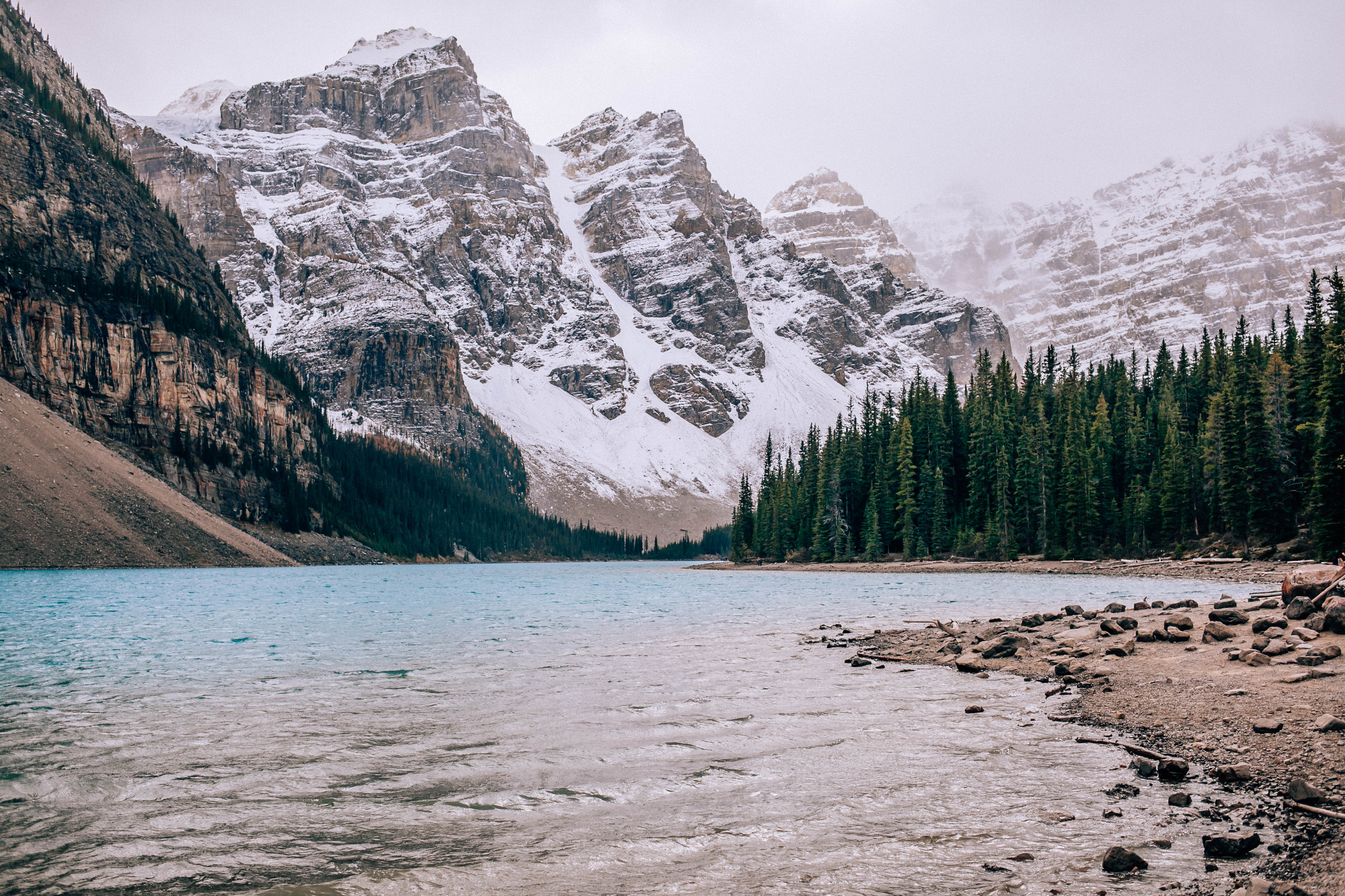 Banff Travel Guide on Rachellaurenlucy.com. Where to stay in Banff, what to do in Banff and where to eat in Banff. Our fall trip to Banff was a dream and we rounded up our favorite Banff lakes and hotels for you. Plus, we tell you when to go to Banff and how to get there!