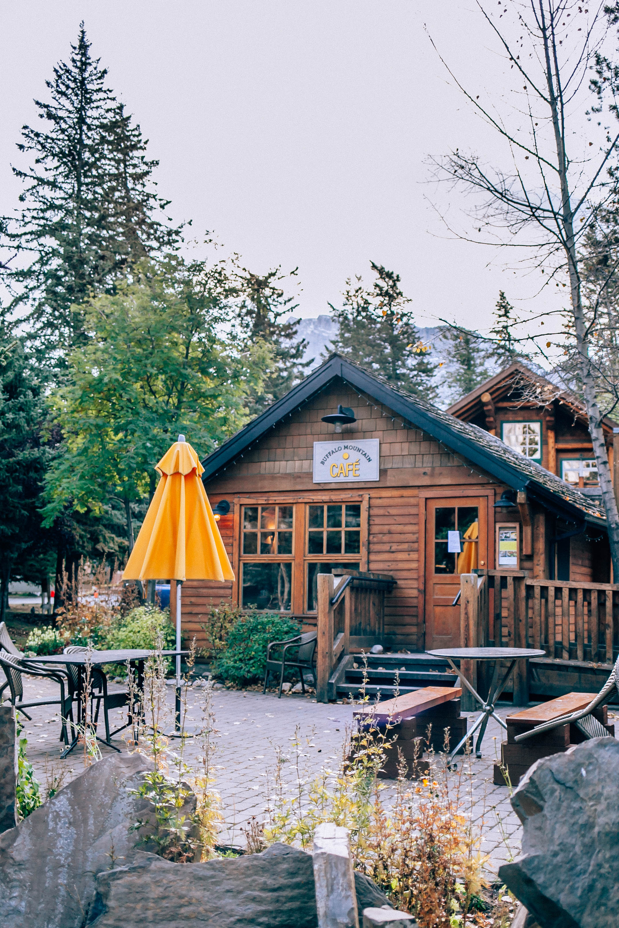 Banff Travel Guide on Rachellaurenlucy.com. Where to stay in Banff, what to do in Banff and where to eat in Banff. Our fall trip to Banff was a dream and we rounded up our favorite Banff lakes and hotels for you. Plus, we tell you when to go to Banff and how to get there!