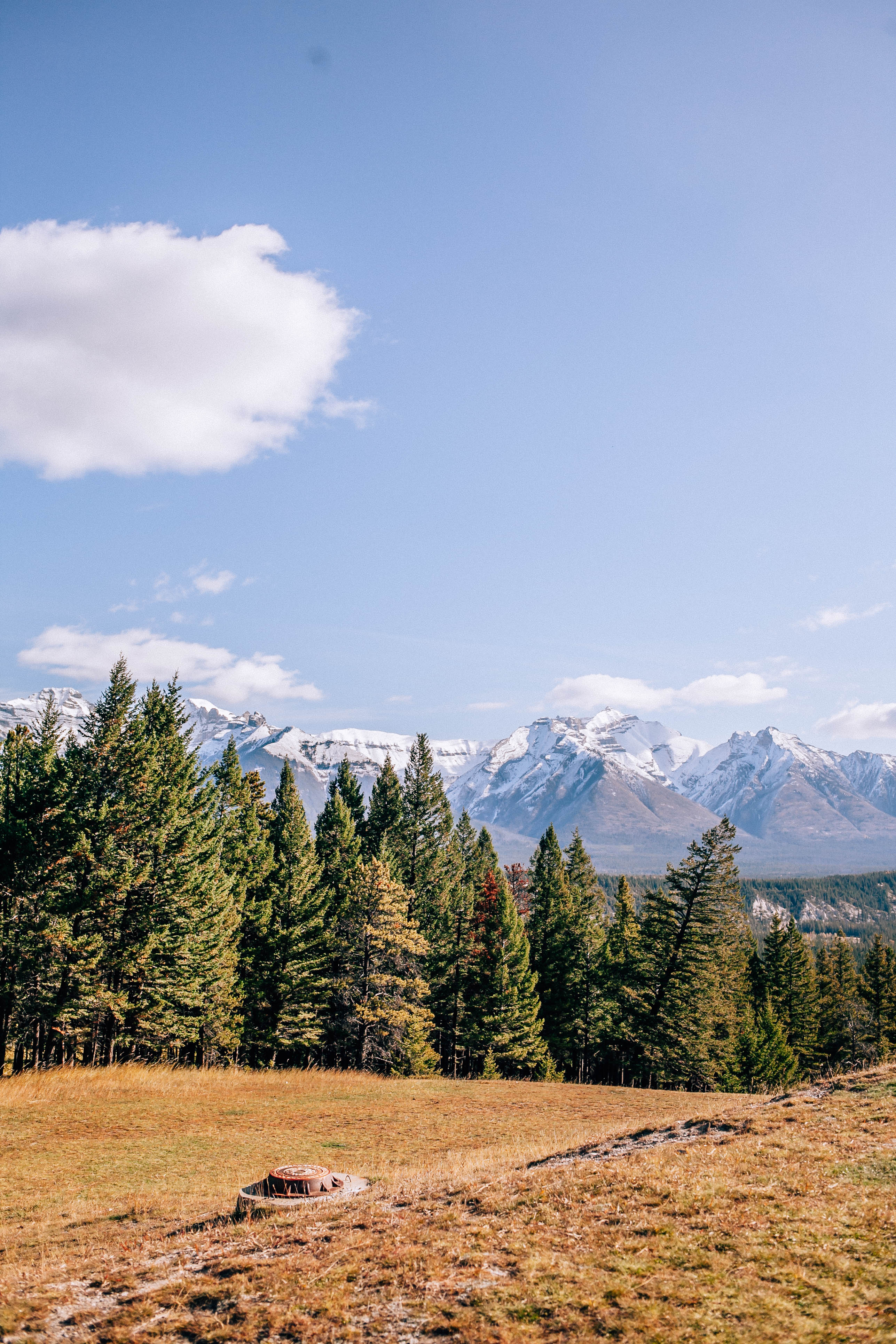 Banff Travel Guide on Rachellaurenlucy.com. Where to stay in Banff, what to do in Banff and where to eat in Banff. Our fall trip to Banff was a dream and we rounded up our favorite Banff lakes and hotels for you. Plus, we tell you when to go to Banff and how to get there!