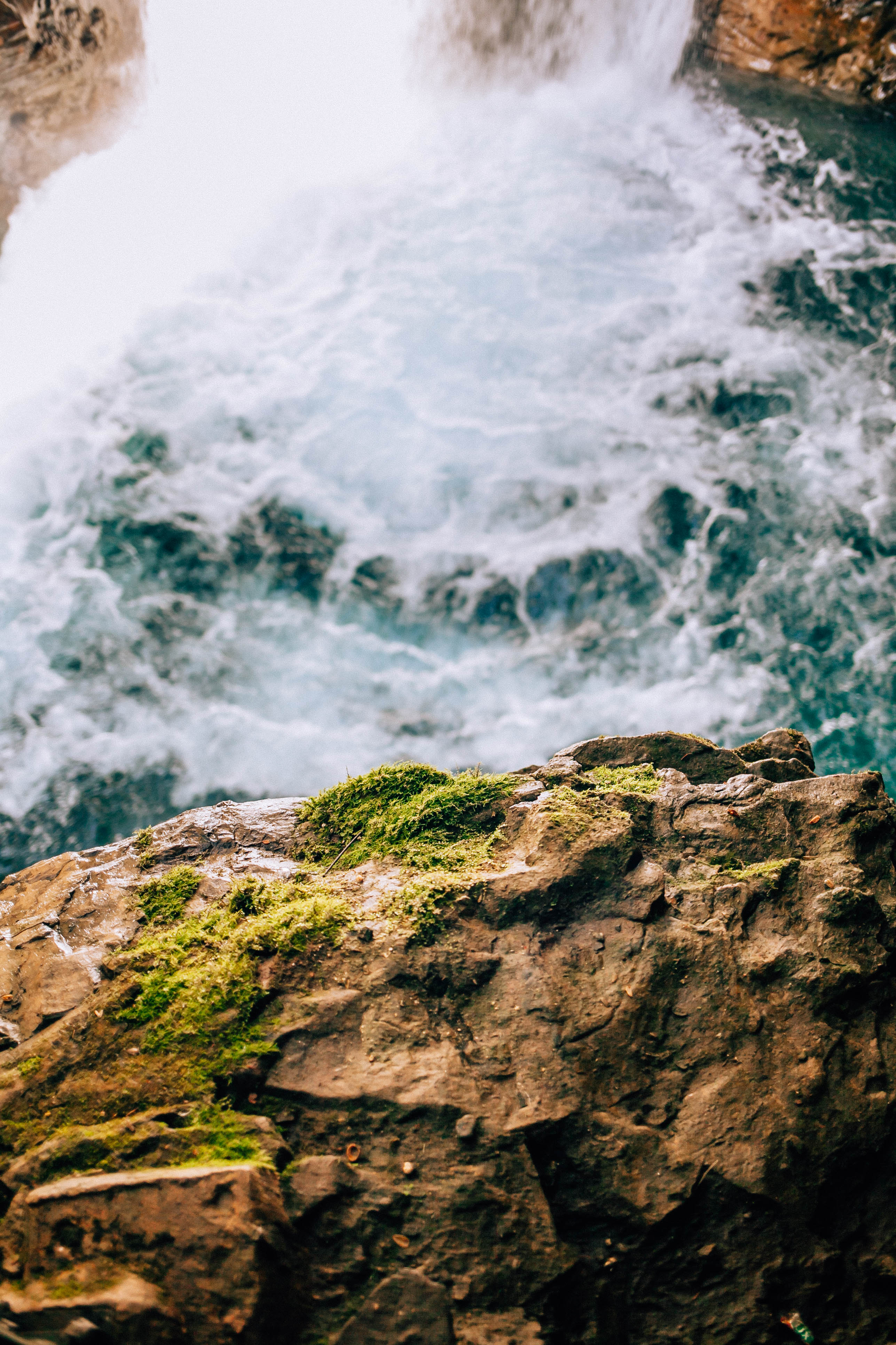 Banff Travel Guide on Rachellaurenlucy.com. Where to stay in Banff, what to do in Banff and where to eat in Banff. Our fall trip to Banff was a dream and we rounded up our favorite Banff lakes and hotels for you. Plus, we tell you when to go to Banff and how to get there!