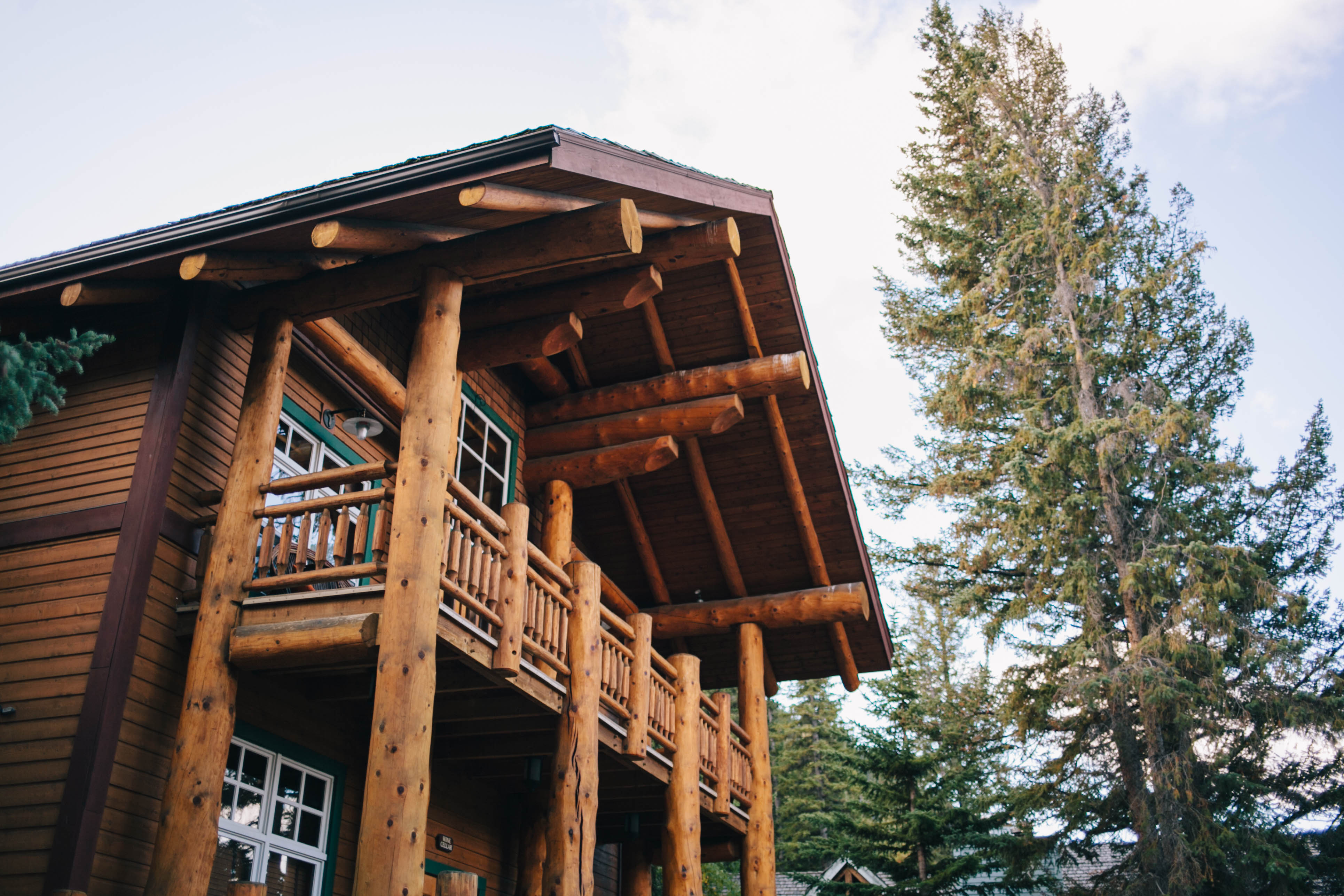 Banff Travel Guide on Rachellaurenlucy.com. Where to stay in Banff, what to do in Banff and where to eat in Banff. Our fall trip to Banff was a dream and we rounded up our favorite Banff lakes and hotels for you. Plus, we tell you when to go to Banff and how to get there!