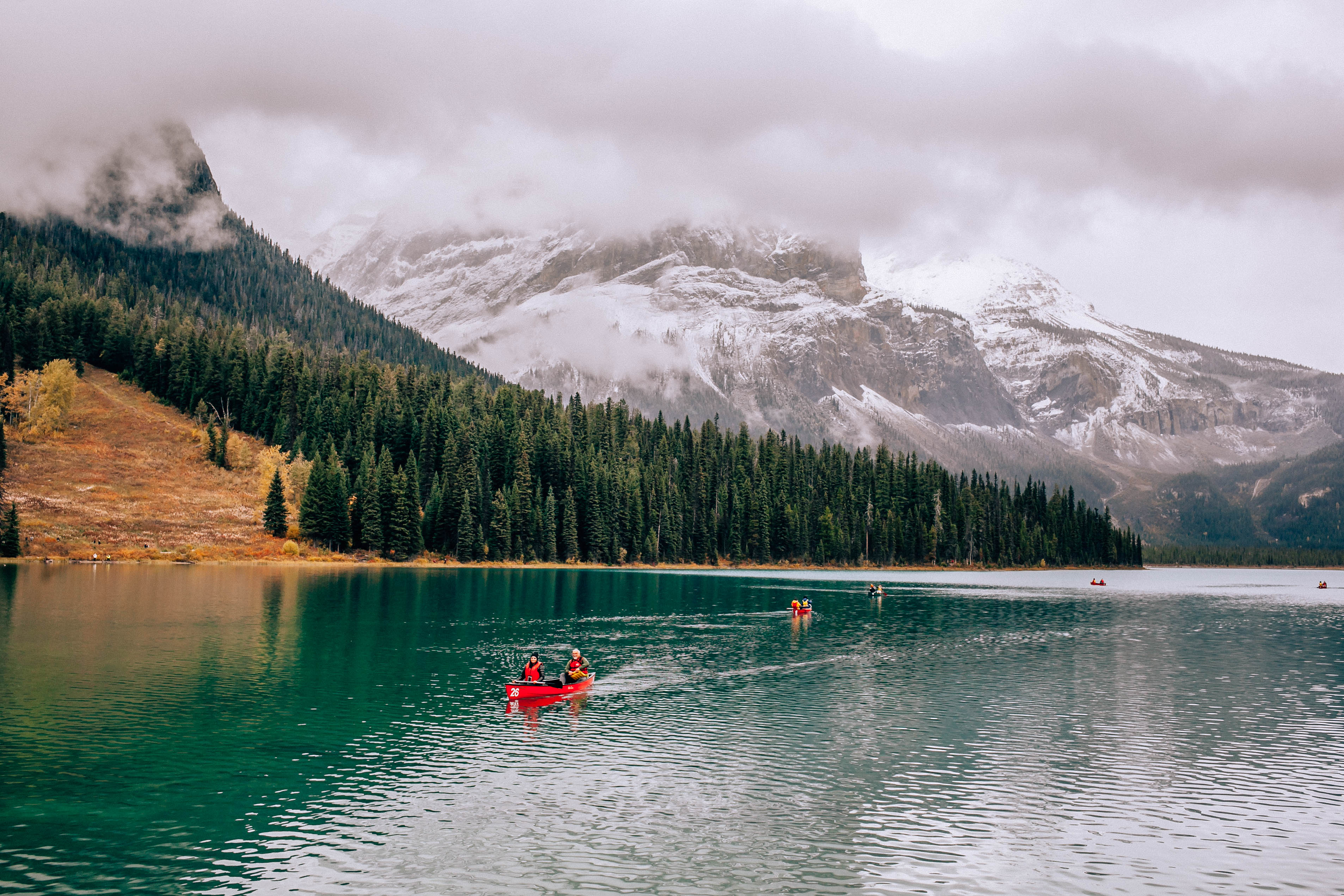 Banff Travel Guide on Rachellaurenlucy.com. Where to stay in Banff, what to do in Banff and where to eat in Banff. Our fall trip to Banff was a dream and we rounded up our favorite Banff lakes and hotels for you. Plus, we tell you when to go to Banff and how to get there!