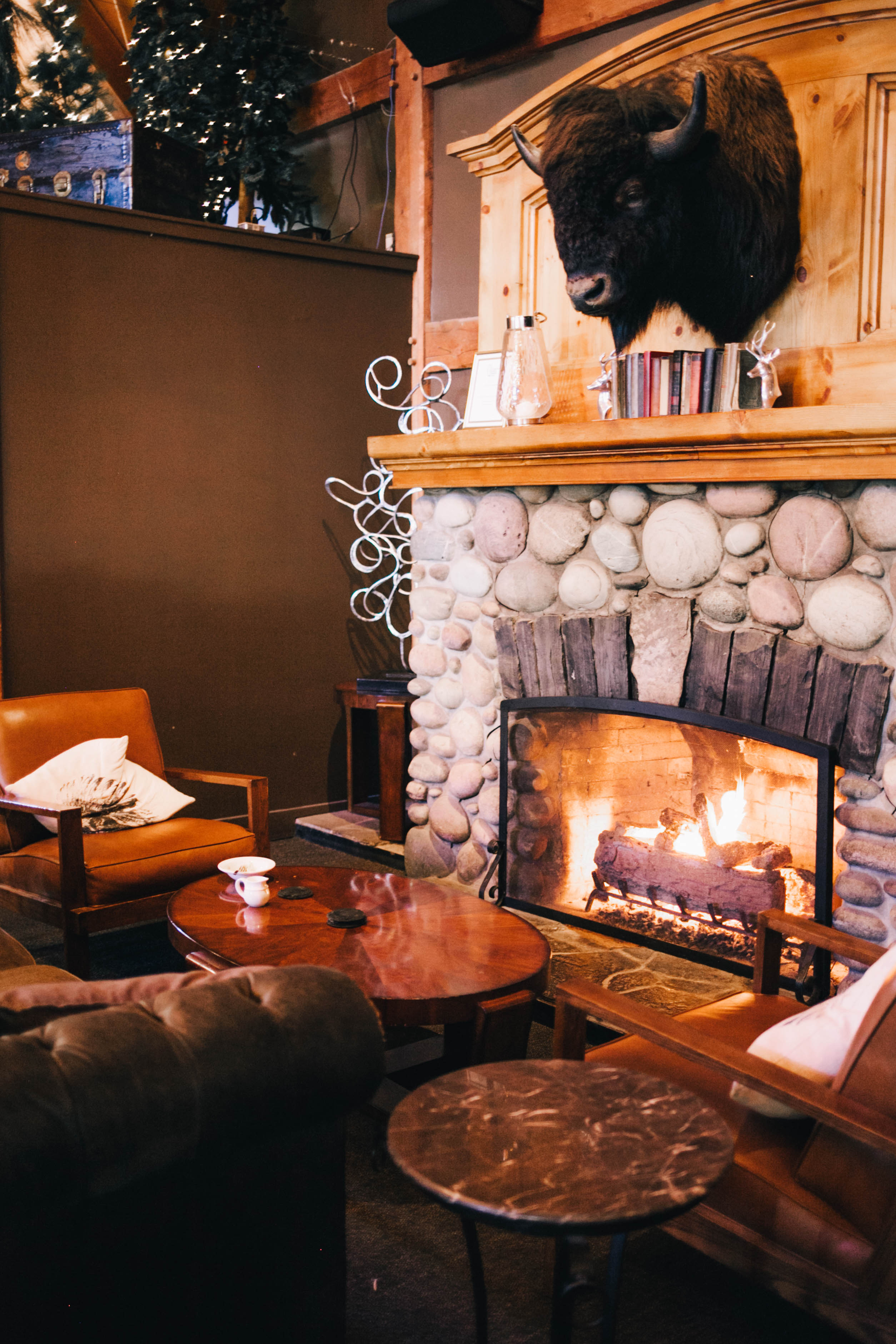 Banff Travel Guide on Rachellaurenlucy.com. Where to stay in Banff, what to do in Banff and where to eat in Banff. Our fall trip to Banff was a dream and we rounded up our favorite Banff lakes and hotels for you. Plus, we tell you when to go to Banff and how to get there!