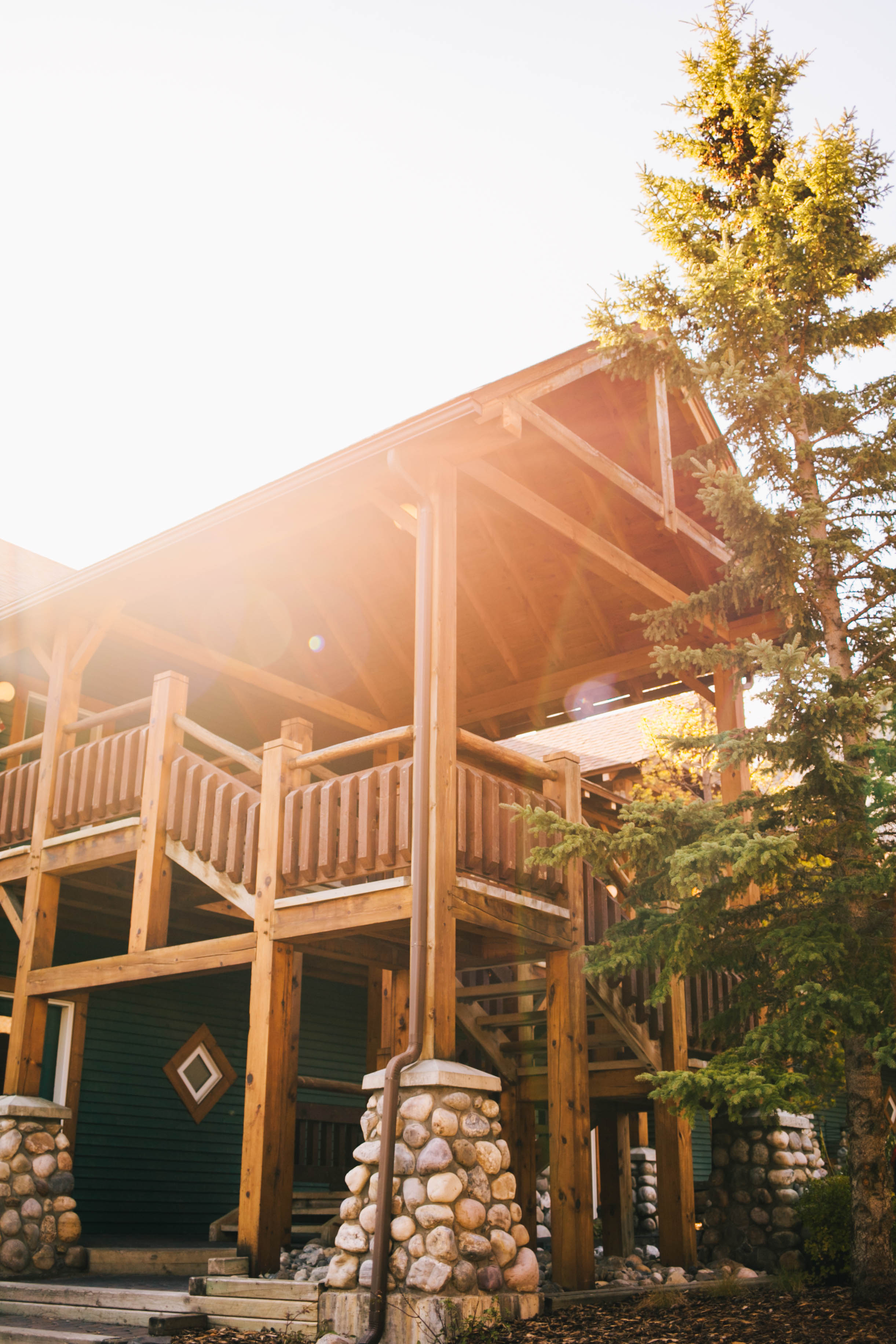 Banff Travel Guide on Rachellaurenlucy.com. Where to stay in Banff, what to do in Banff and where to eat in Banff. Our fall trip to Banff was a dream and we rounded up our favorite Banff lakes and hotels for you. Plus, we tell you when to go to Banff and how to get there!