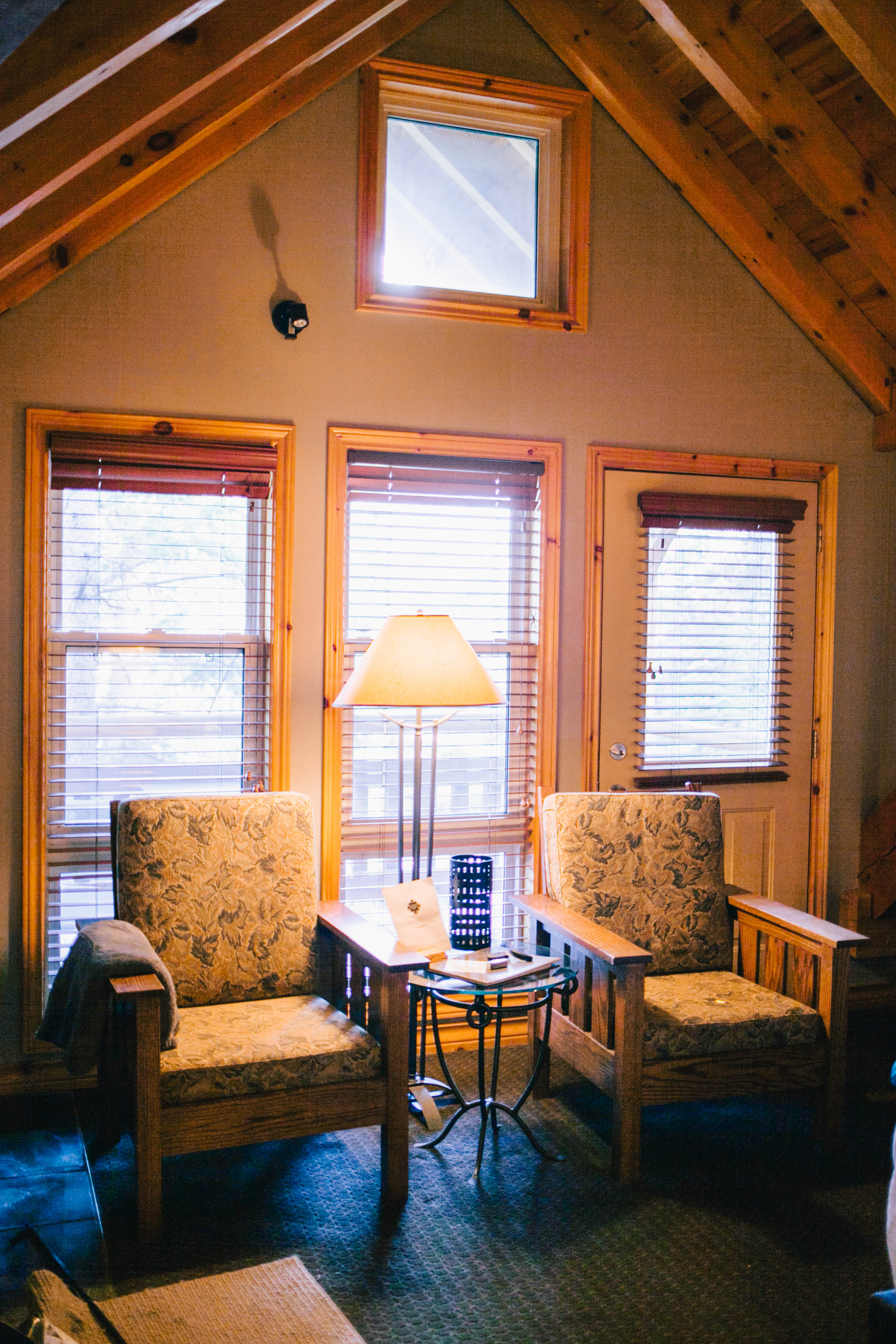 Banff Travel Guide on Rachellaurenlucy.com. Where to stay in Banff, what to do in Banff and where to eat in Banff. Our fall trip to Banff was a dream and we rounded up our favorite Banff lakes and hotels for you. Plus, we tell you when to go to Banff and how to get there!