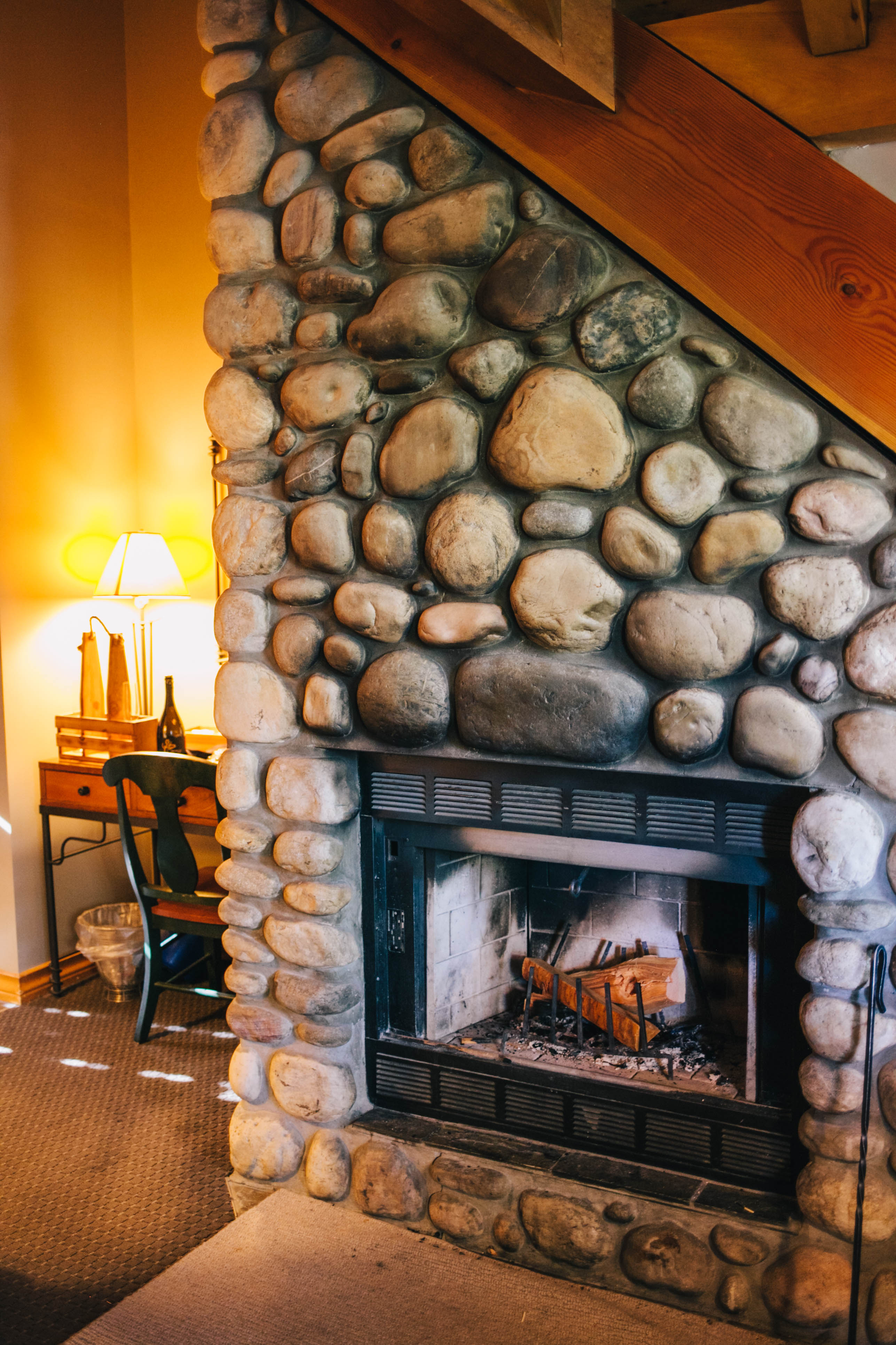 Banff Travel Guide on Rachellaurenlucy.com. Where to stay in Banff, what to do in Banff and where to eat in Banff. Our fall trip to Banff was a dream and we rounded up our favorite Banff lakes and hotels for you. Plus, we tell you when to go to Banff and how to get there!